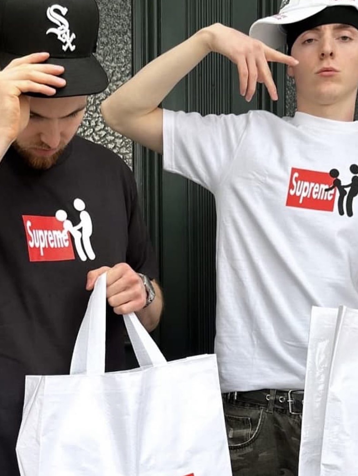 Supreme Stick T-Shirt Black - 25FW, Supreme Stick T-Shirt White - 25FW 착용 스타일 - 1