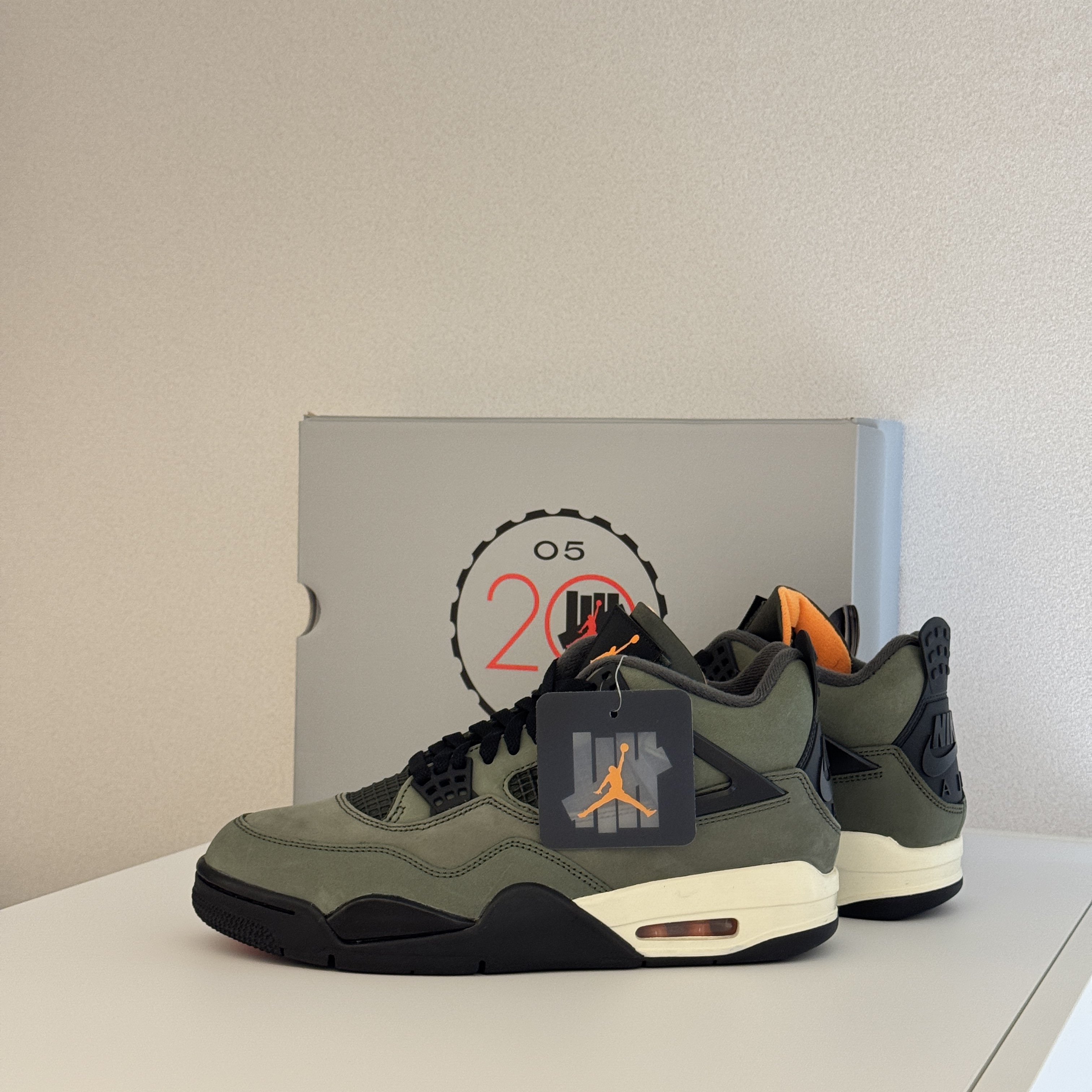 Jordan 4 x Undefeated Retro OG SP Deep Green and Clementine 착용 스타일