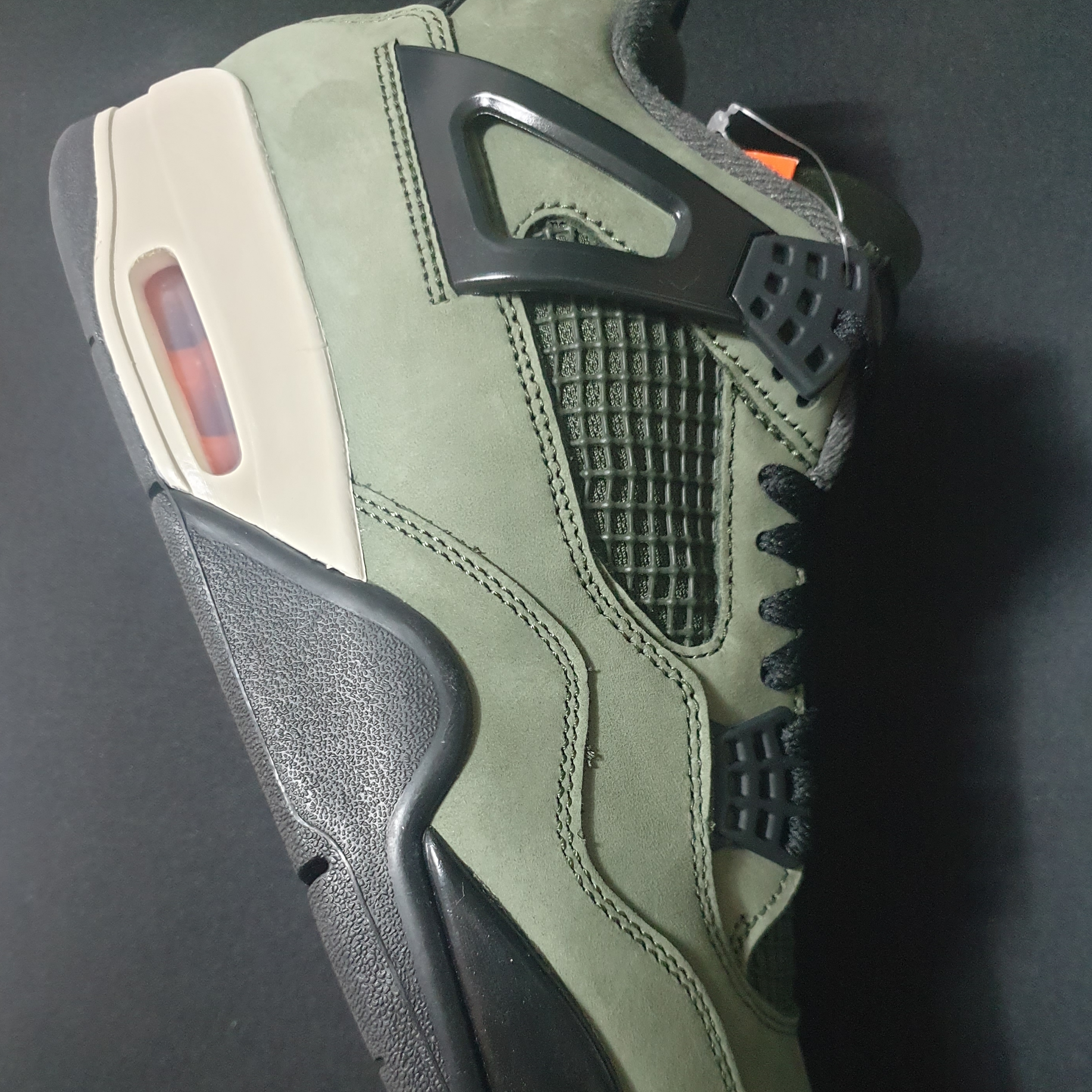 Jordan 4 x Undefeated Retro OG SP Deep Green and Clementine 착용 스타일