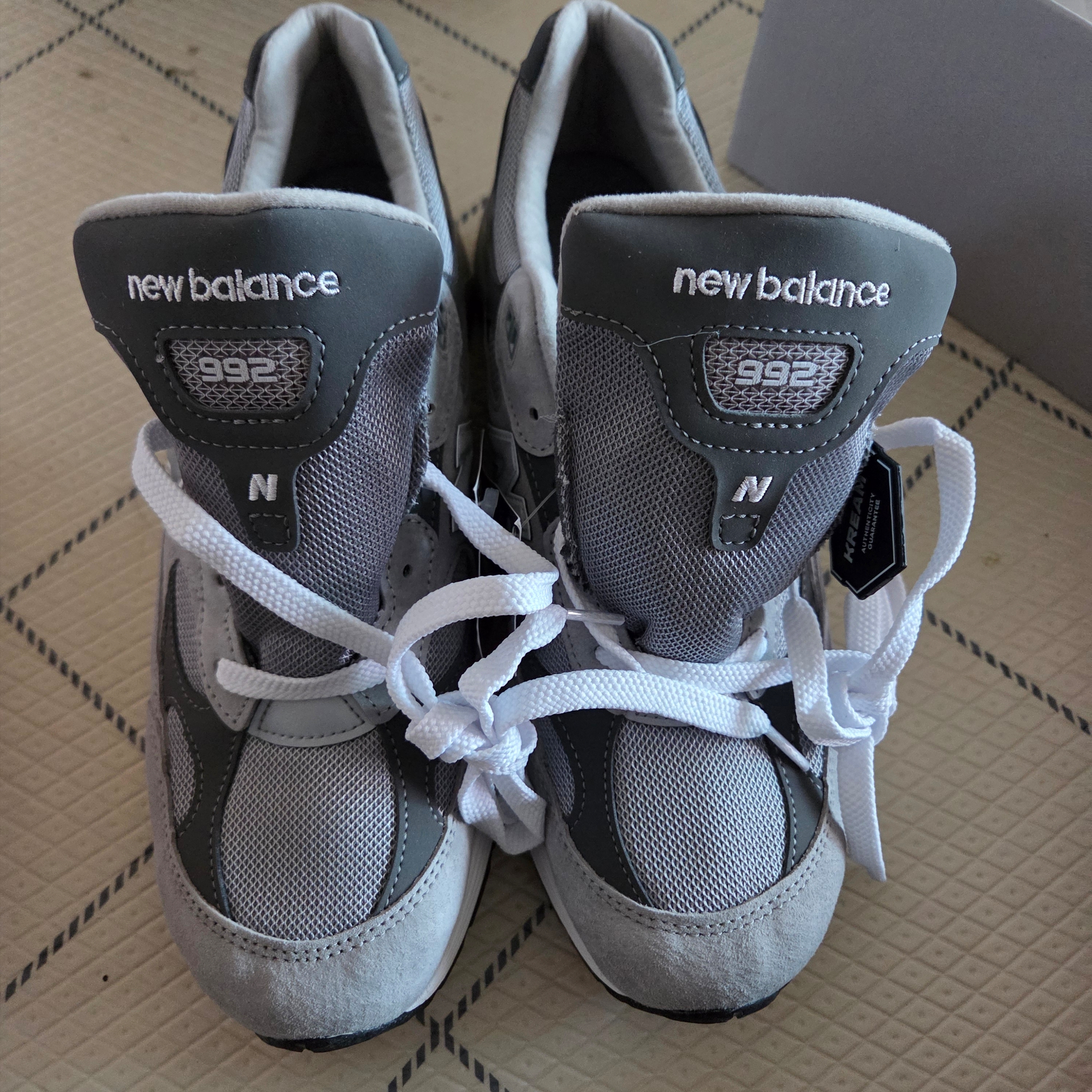 New Balance 992 Made in USA Core Grey Silver Metallic 착용 스타일