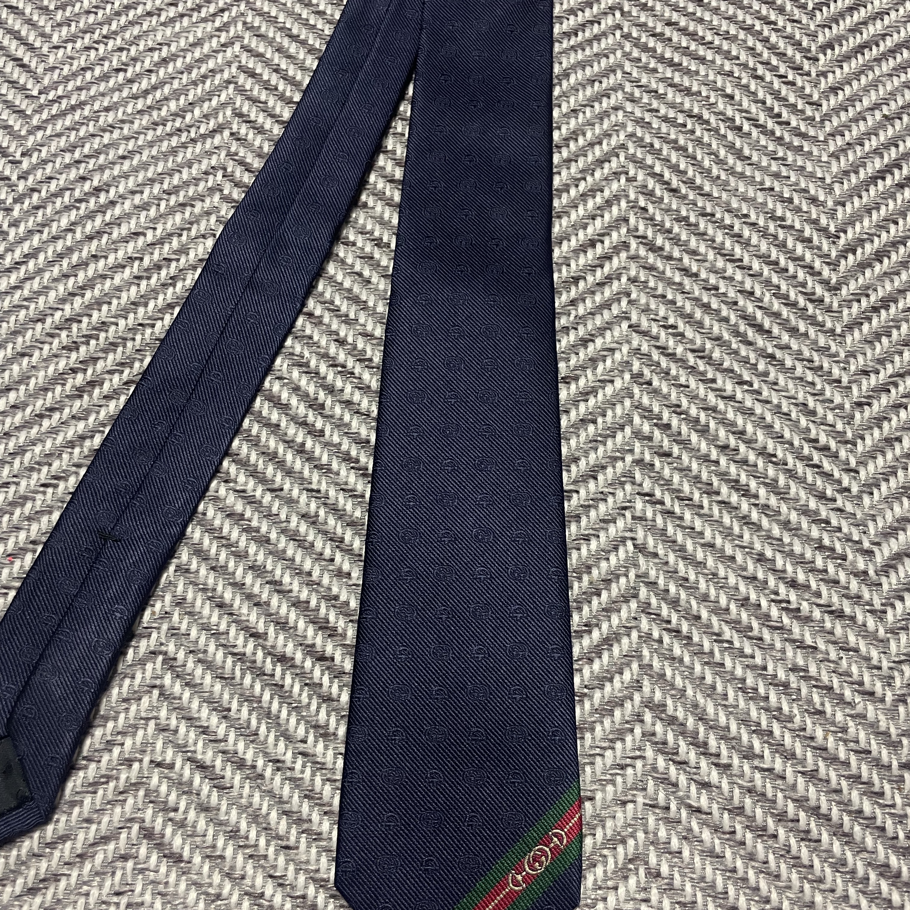 Gucci Double G Horsebit Jacquard Silk Tie Midnight Blue 착용 스타일 - 1