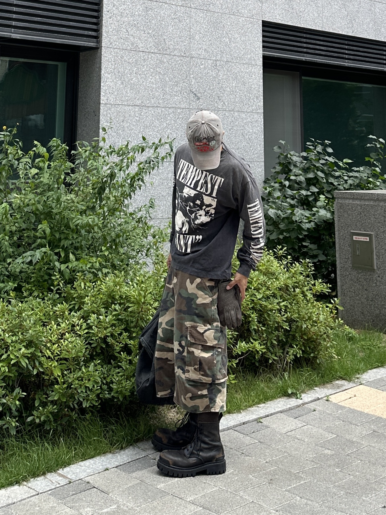 Farfromwhat Far Camo Cago Shorts, Saint Mxxxxxx Tempest L/S T-Shirt Black - 24AW 착용 스타일 - 2