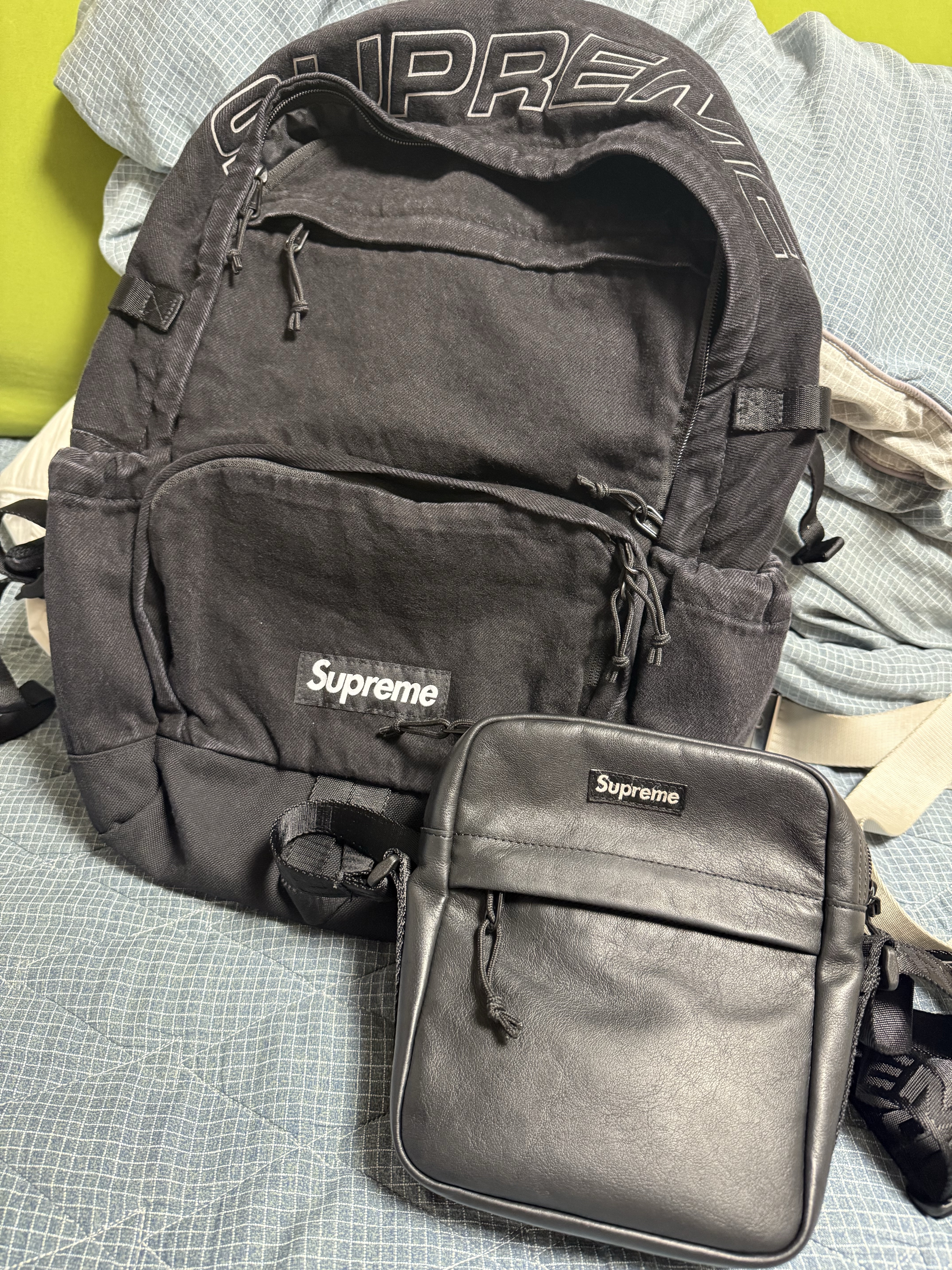 Supreme Denim Backpack Black - 25FW, Supreme Leather Shoulder Bag Black - 24FW 착용 스타일
