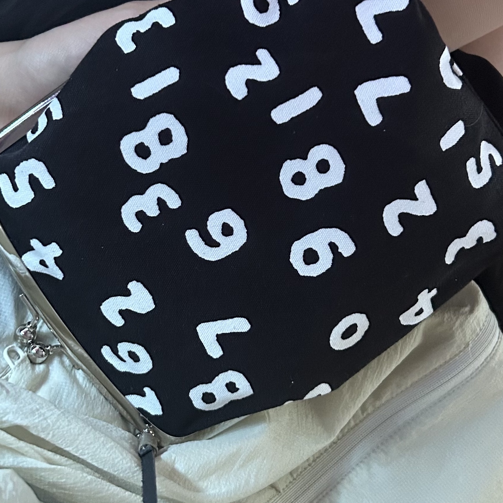 Sou Sou Canvas Soft Gamaguchi Bag Large Black (with 110cm Black Leather Strap) 착용 스타일 - 1