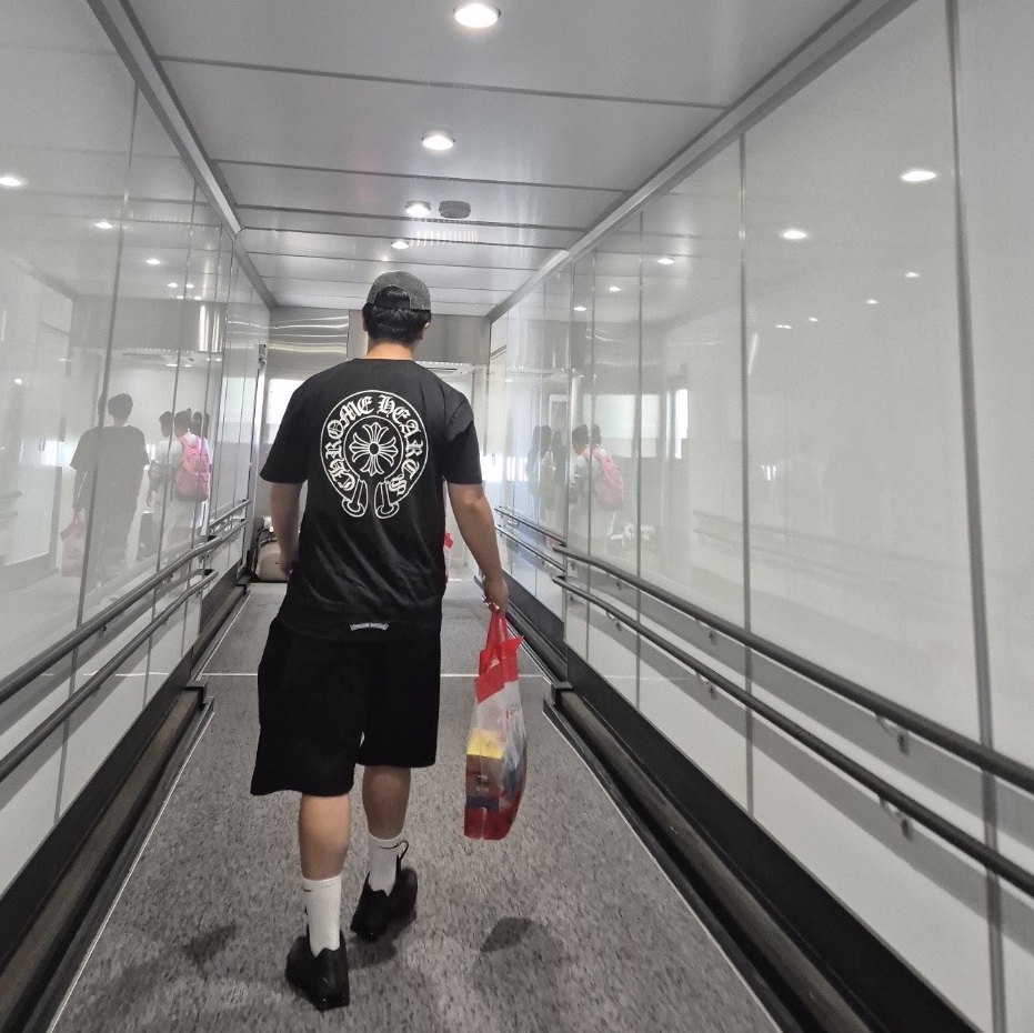 Chrome Hearts Horseshoe Logo Pocket T-Shirt Black, Nike Shox R4 Black Bright Crimson 착용 스타일 - 1