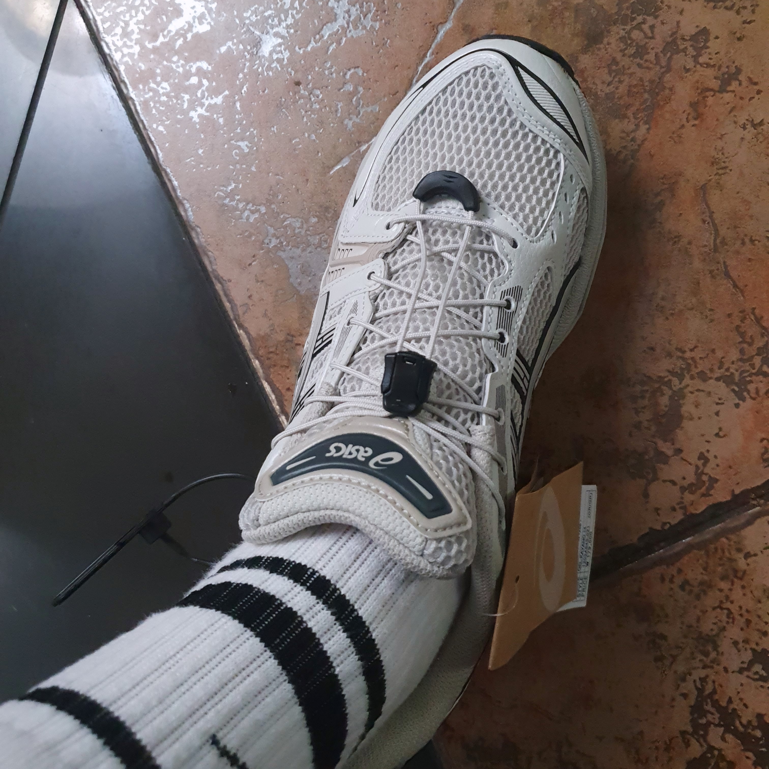 Asics Unlimited Gel-Kayano 14 Smoke Grey 착용 스타일 - 3