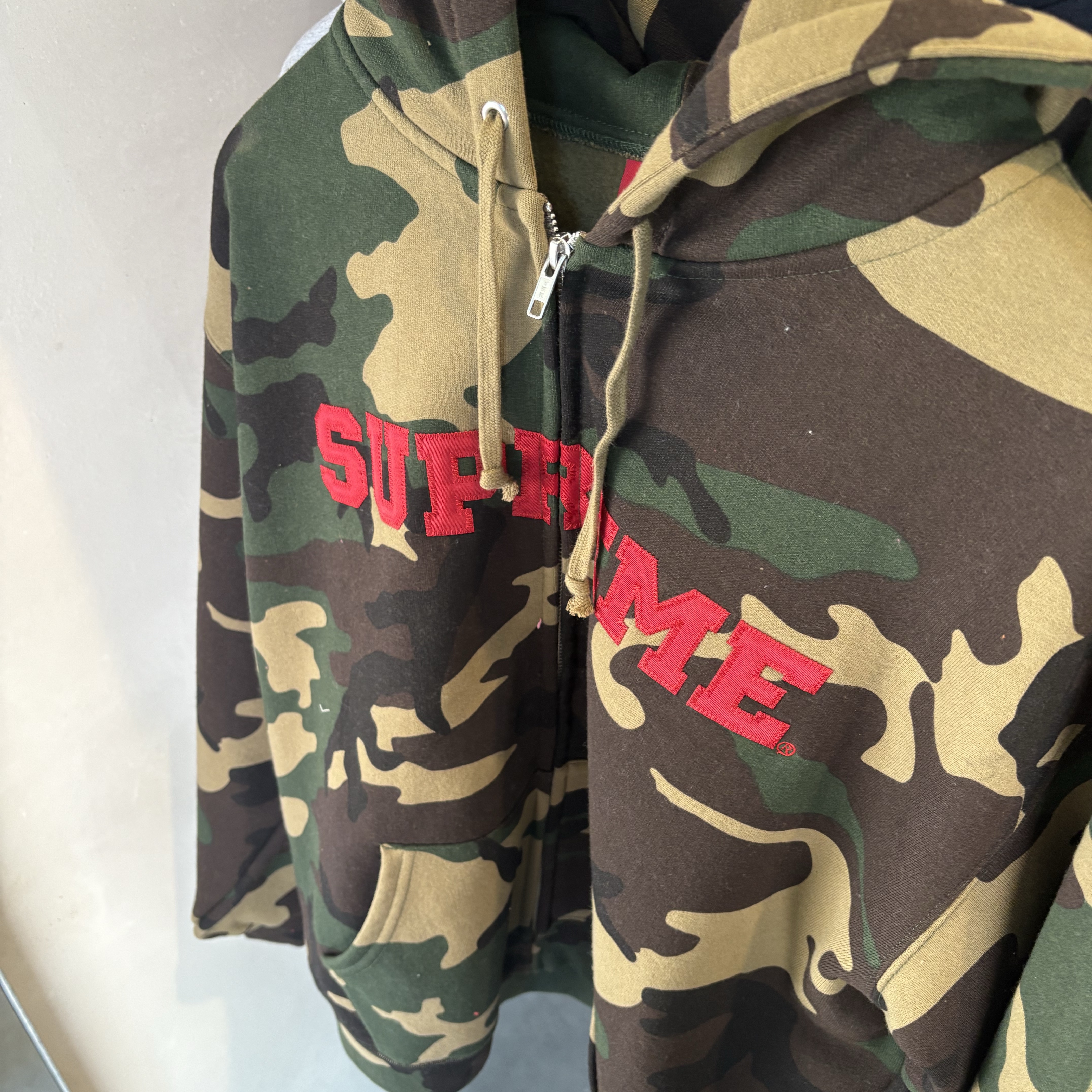 Supreme Collegiate Applique Zip Up Hooded Sweatshirt Woodland Camo - 25FW 착용 스타일 - 1