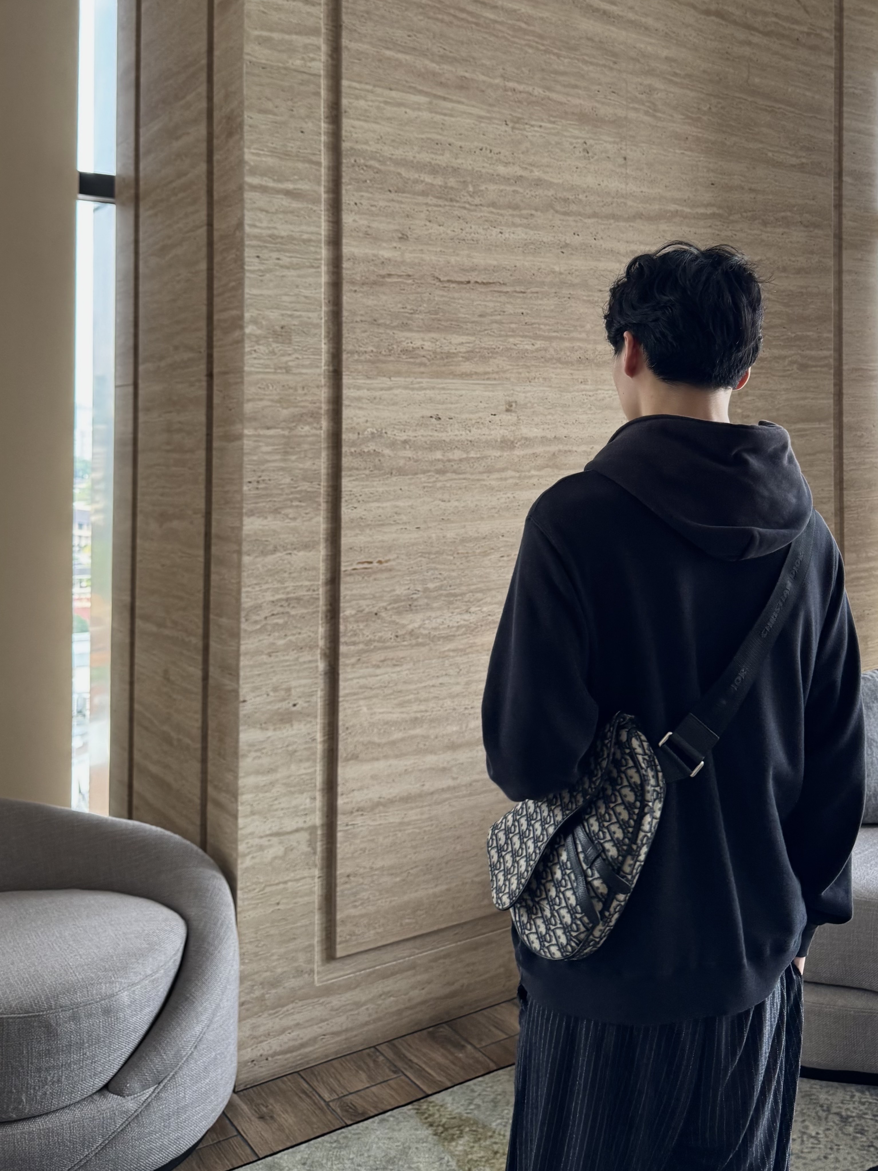 Dior Saddle Bag Beige & Black Dior Oblique Jacquard 착용 스타일 - 1