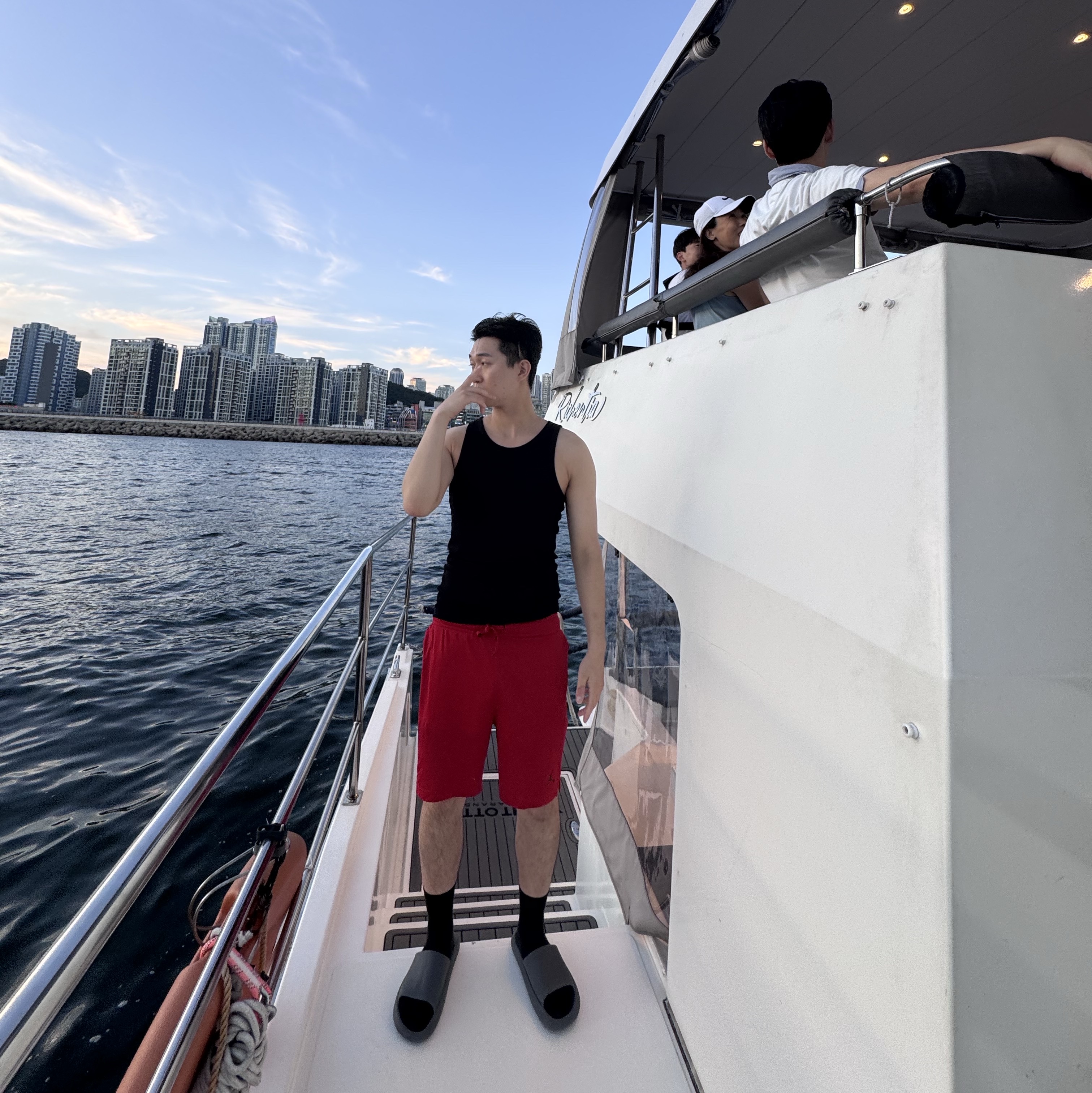 Jordan Essentials Fleece Shorts Gym Red, Nike Victori One Shower Slide Black 착용 스타일 - 1