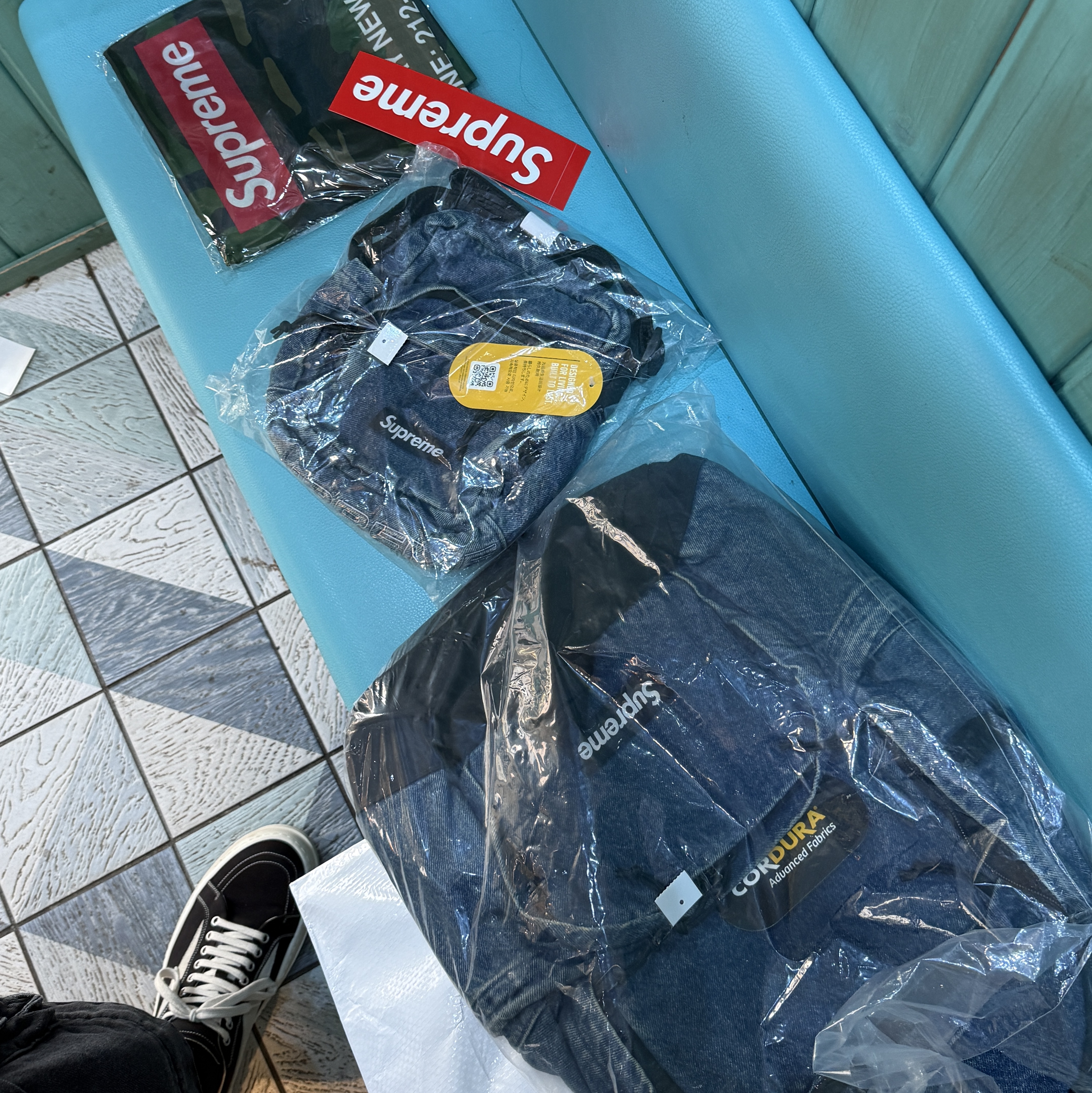 Supreme Denim Shoulder Bag Washed Indigo - 25FW, Supreme Denim Backpack Washed Indigo - 25FW 착용 스타일