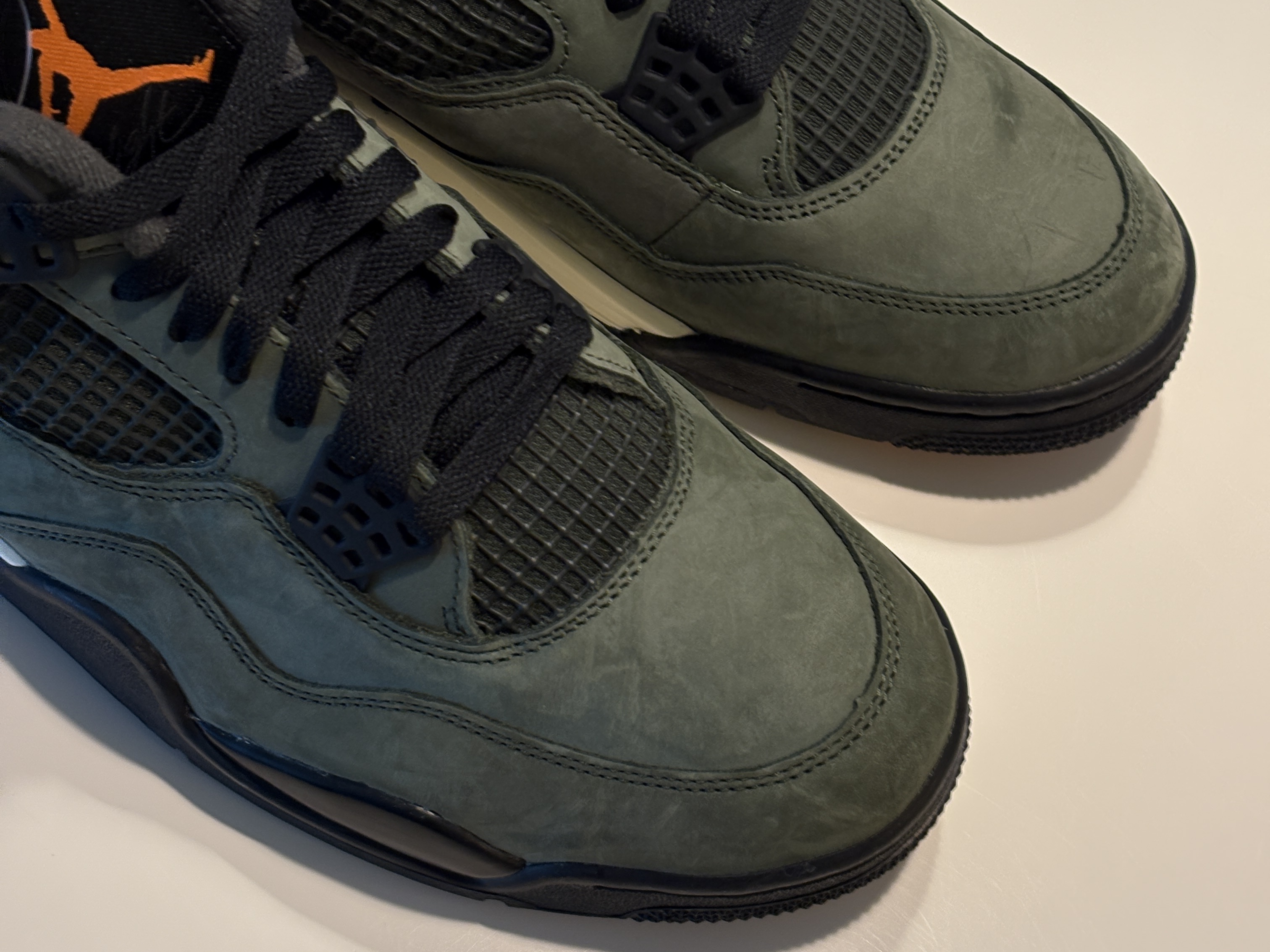 Jordan 4 x Undefeated Retro OG SP Deep Green and Clementine 착용 스타일 - 2