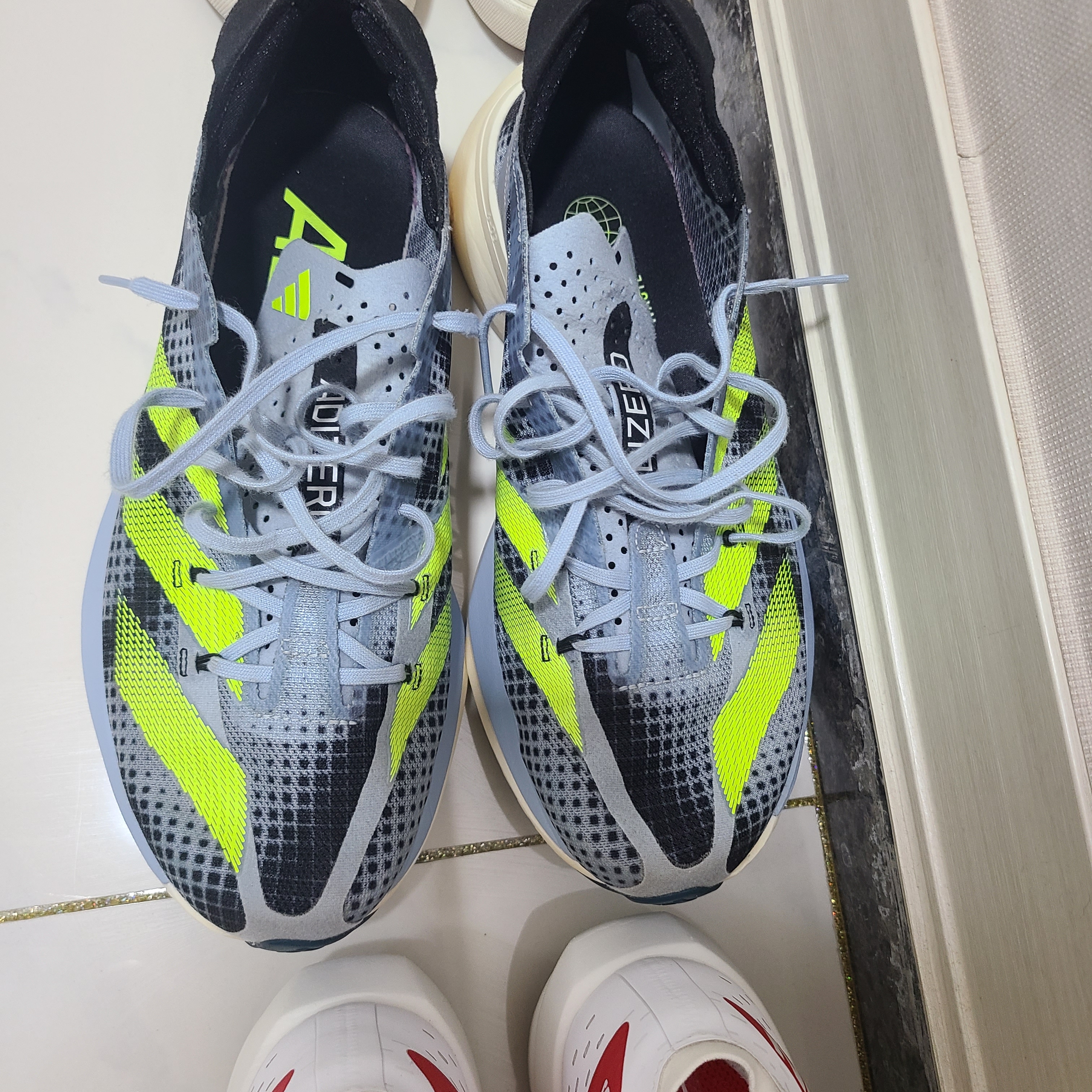 Adidas Adizero Adios Pro 3 Wonder Blue Lucid Lemon 착용 스타일