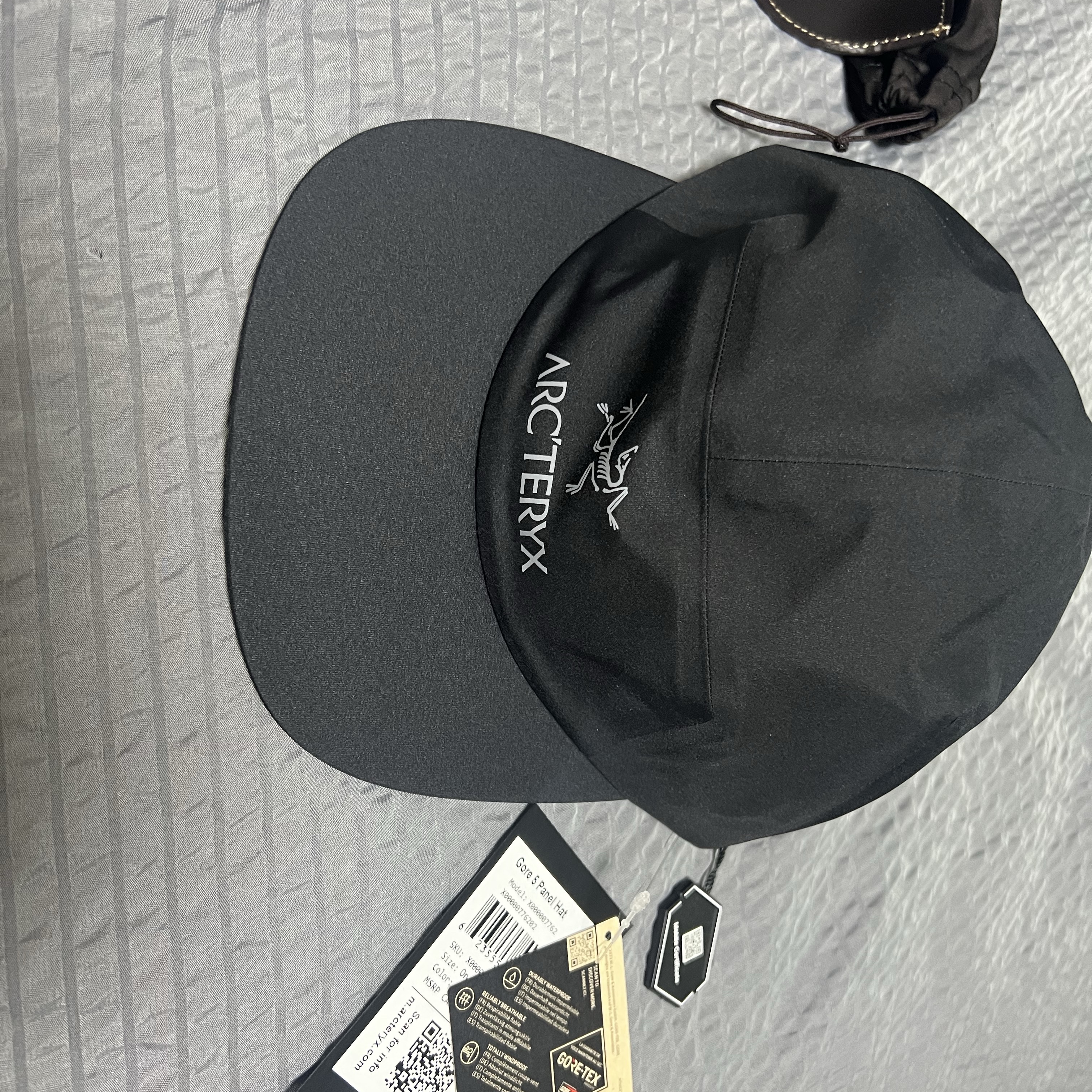 Arc'teryx Gore 5 Panel Cap Black, Arc'teryx Aerios 35 Backpack Black 착용 스타일 - 4