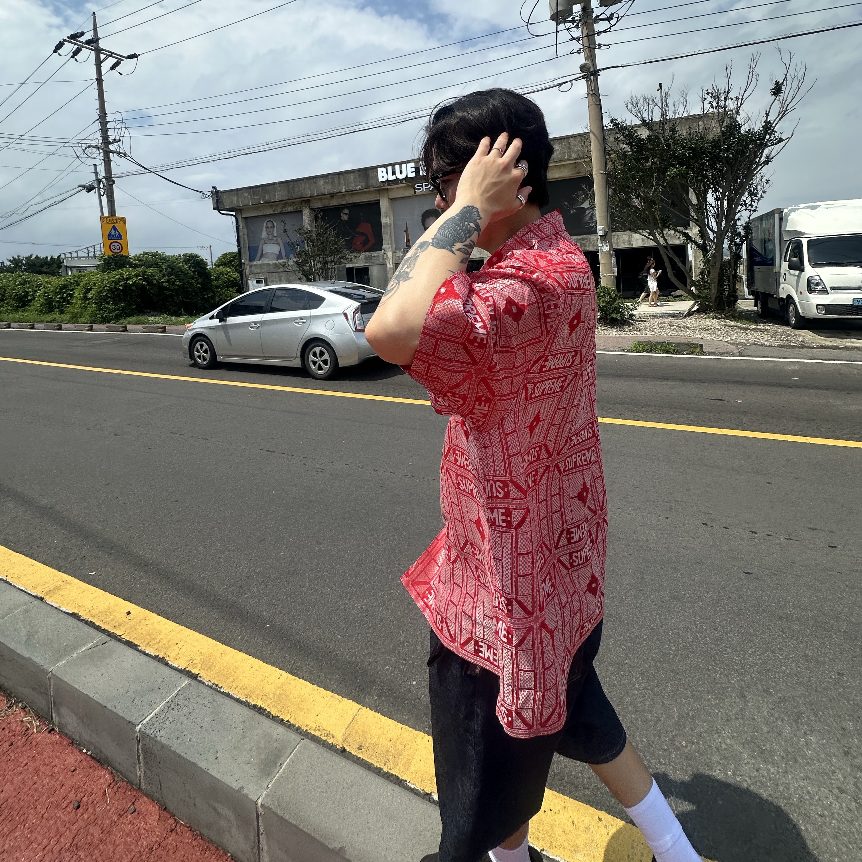 Supreme Tray Jacquard S/S Shirt Red - 24SS, Supreme Rigid Baggy Selvedge Denim Short Rigid Indigo 착용 스타일 - 1