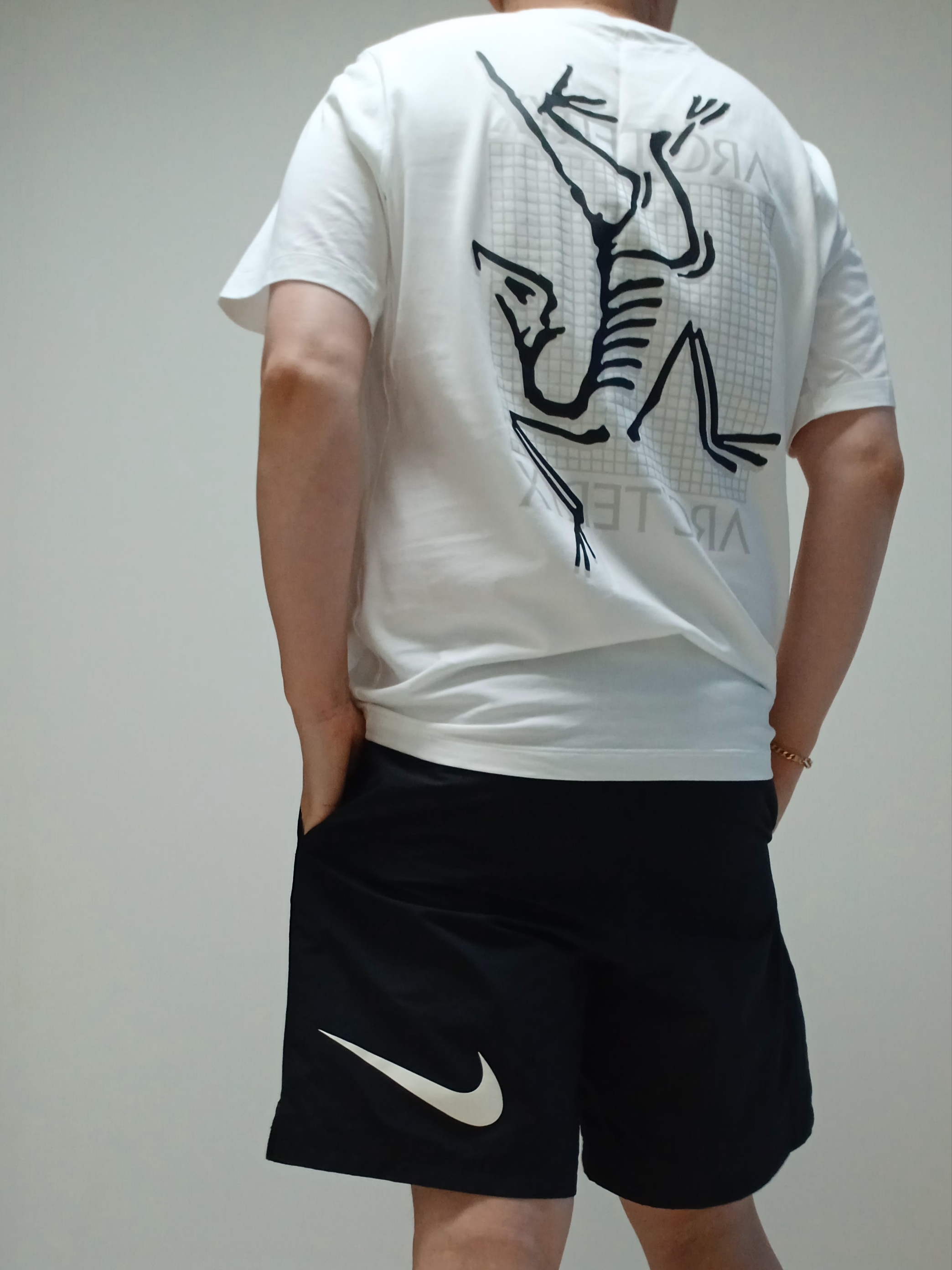 Arc'teryx Arc'Multi Bird Logo SS T-Shirt White Light, Nike x Stussy Shorts Black (FJ9167-010) 착용 스타일 - 3