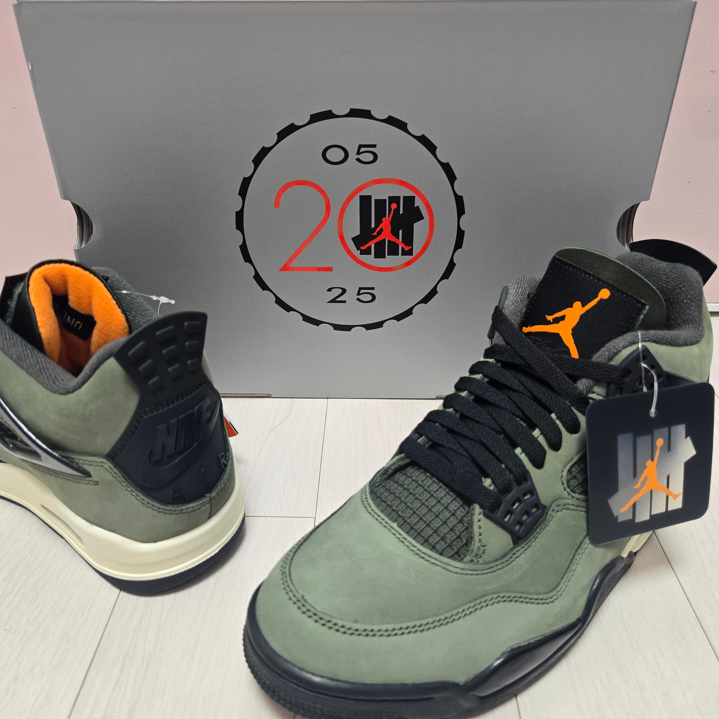 Jordan 4 x Undefeated Retro OG SP Deep Green and Clementine 착용 스타일 - 2
