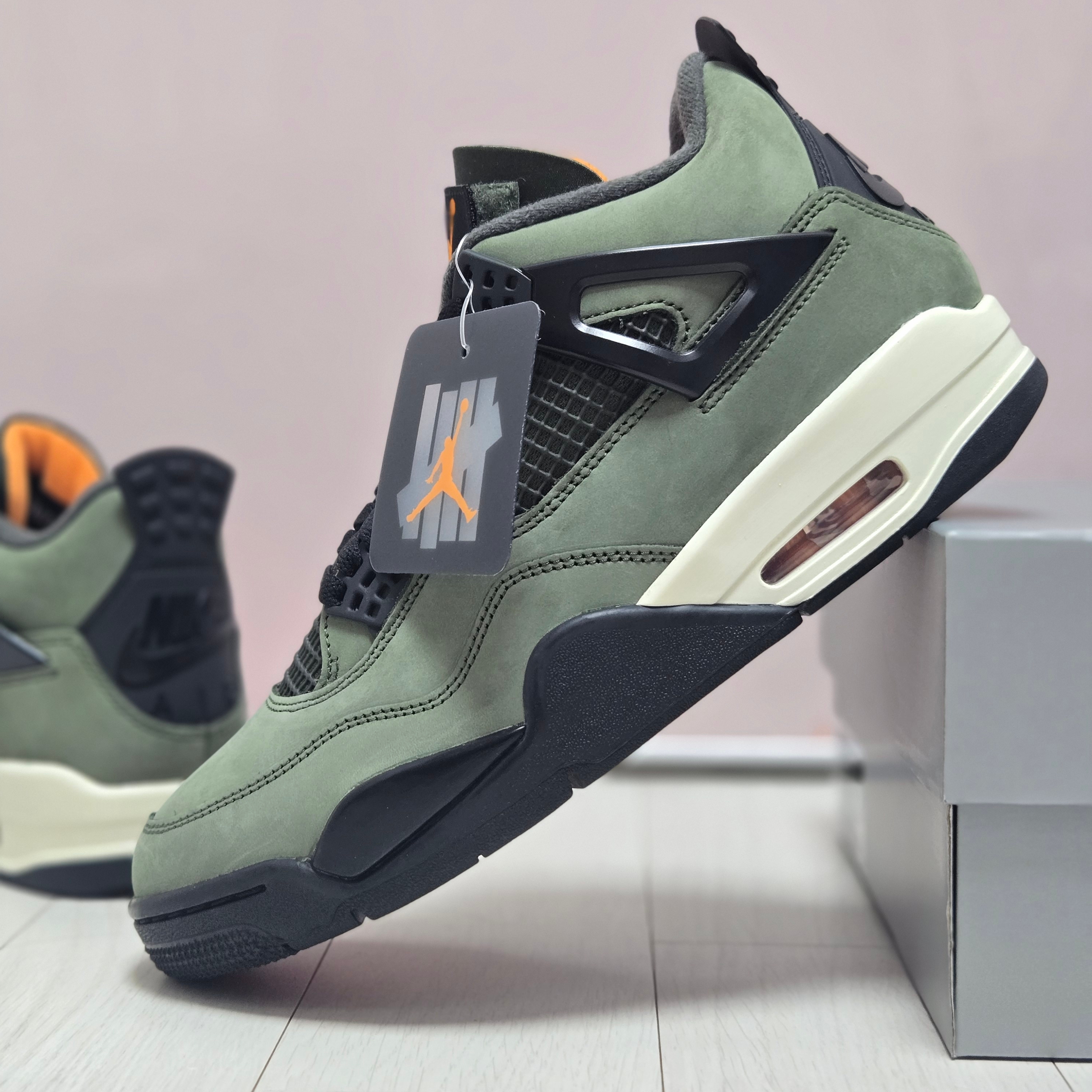 Jordan 4 x Undefeated Retro OG SP Deep Green and Clementine 착용 스타일 - 1