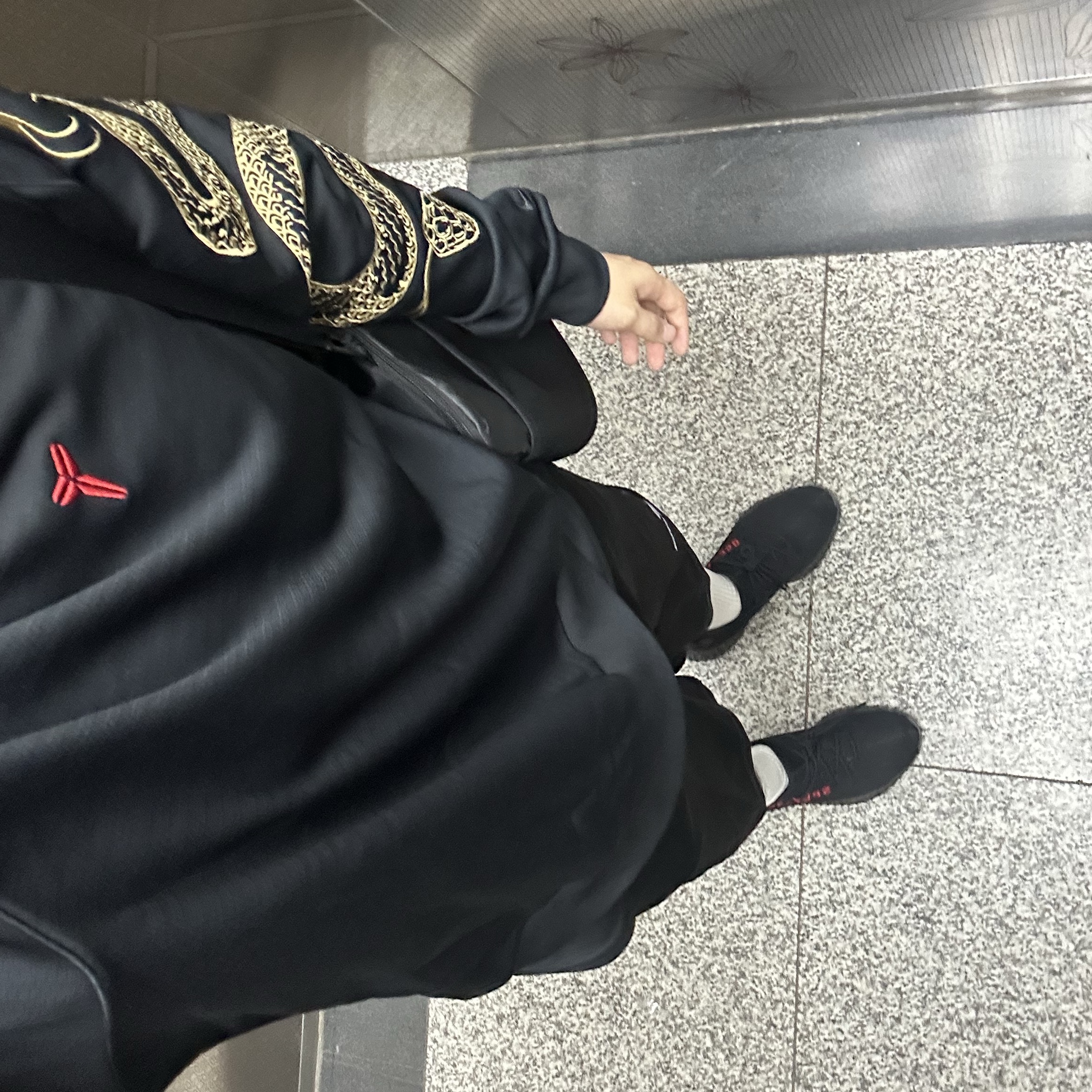 Nike Kobe Year of Mamba Therma-Fit Basketball Crew-Neck Sweatshirt Black (HQ4698-010), Adidas Yeezy Boost 350 V2 Black Red 2020 착용 스타일