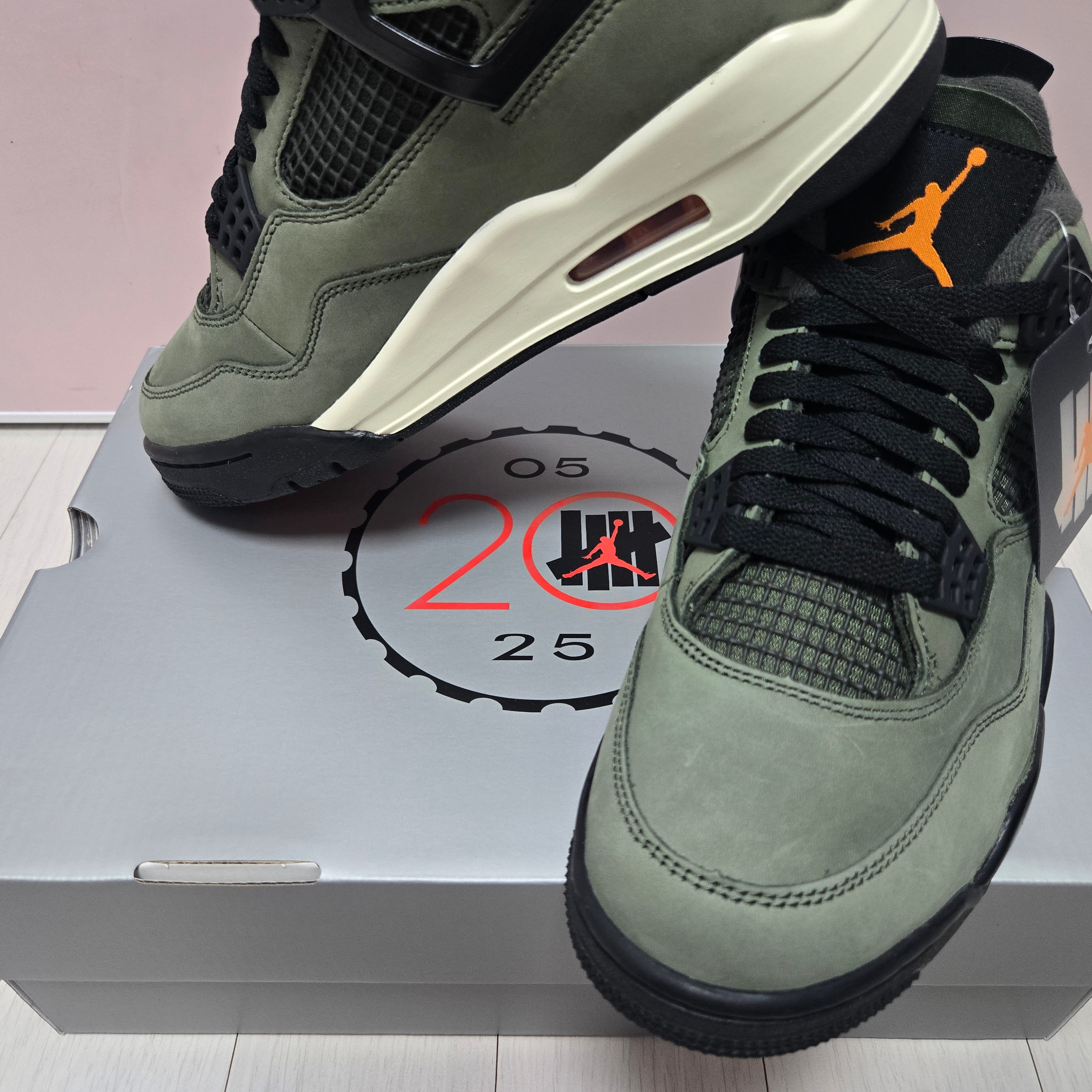 Jordan 4 x Undefeated Retro OG SP Deep Green and Clementine 착용 스타일 - 3