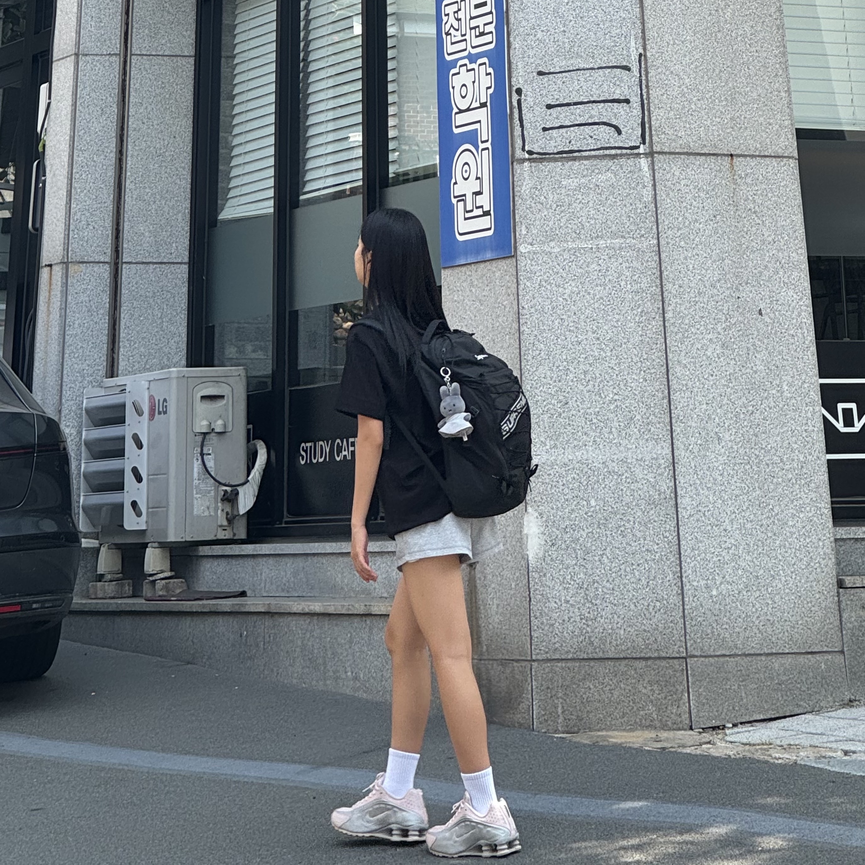 (W) Nike Shox R4 Barely Rose Metallic Platinum, Supreme Backpack Black - 23FW 착용 스타일