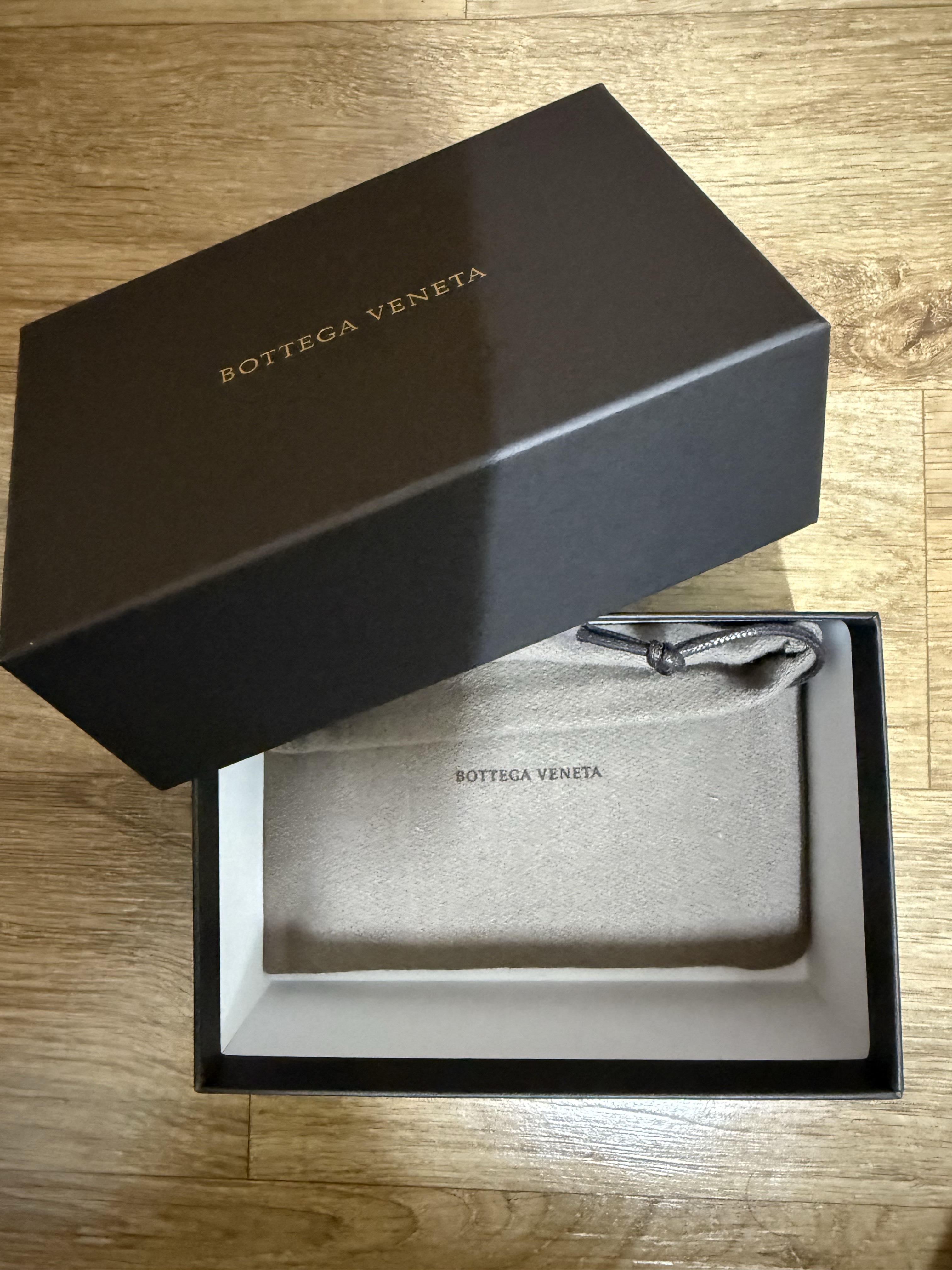 Bottega Veneta Credit Card Case Black 착용 스타일 - 3