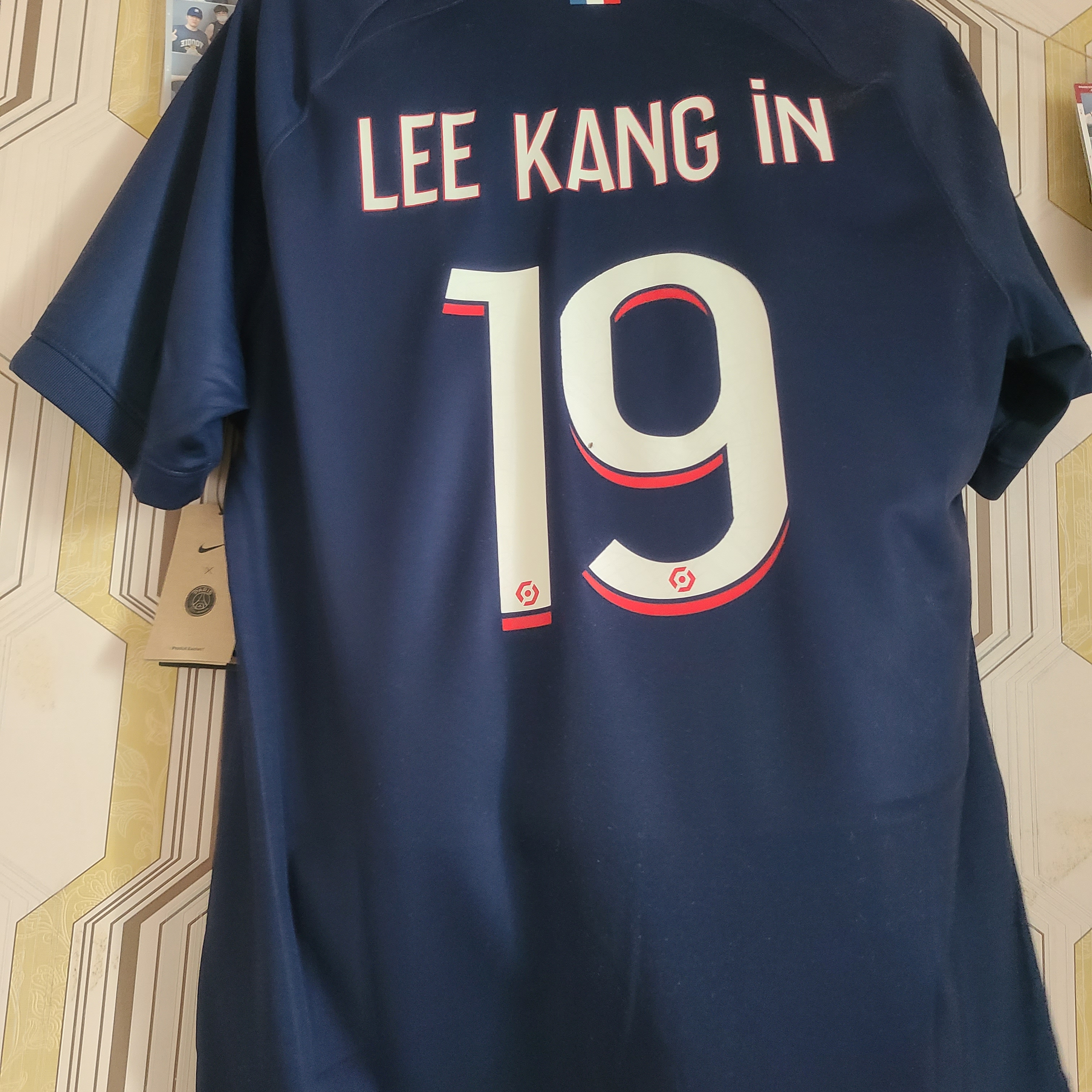 Over The Pitch 20242025 PSG Home Stadium Shirt #19 LEE KANG IN + Ligue 1 Champion Patch 착용 스타일