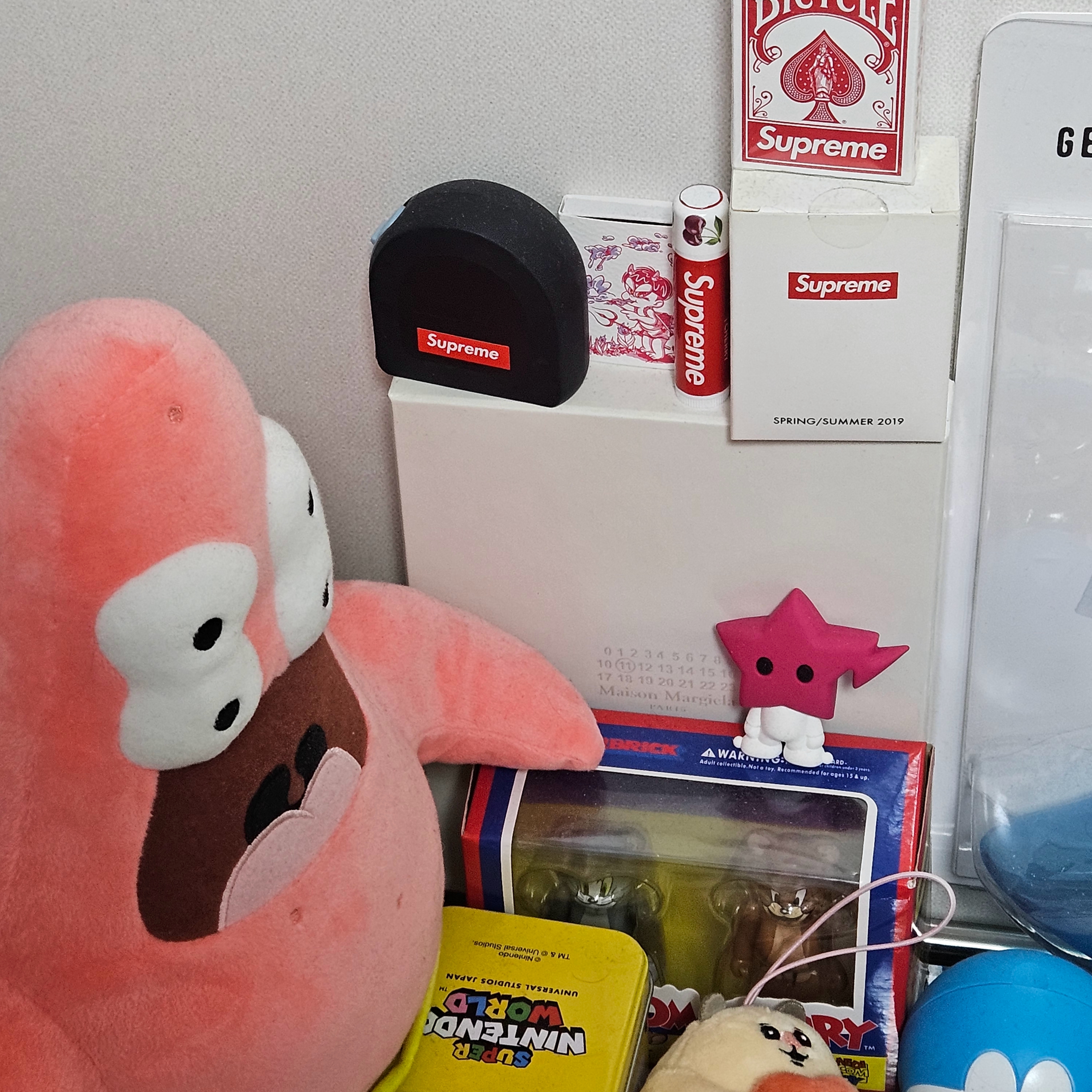 Supreme Chapstick Red (3 Pack) 착용 스타일