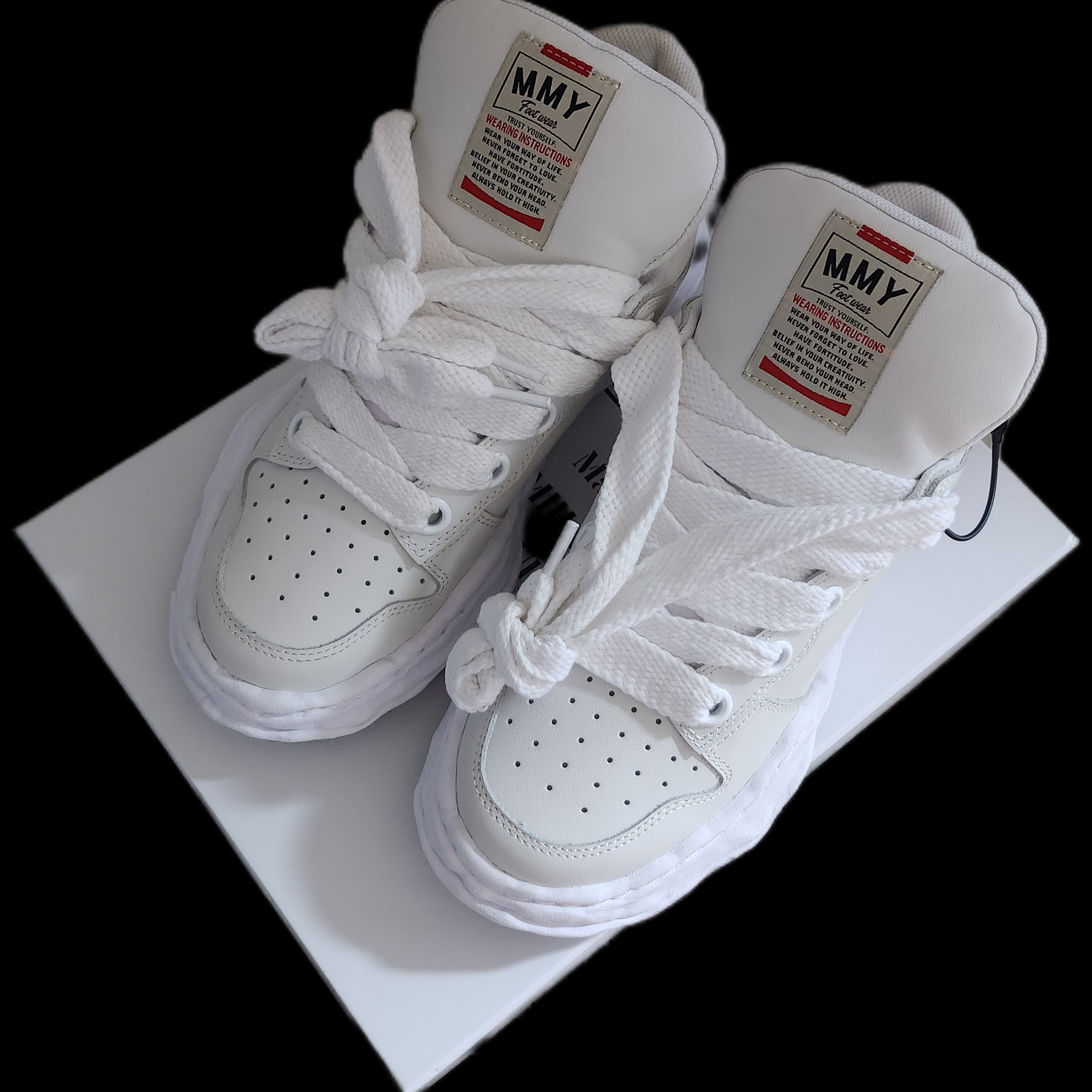 Maison Mihara Yasuhiro Wayne Puffer OG Sole Leather Low-top Sneakers White 착용 스타일