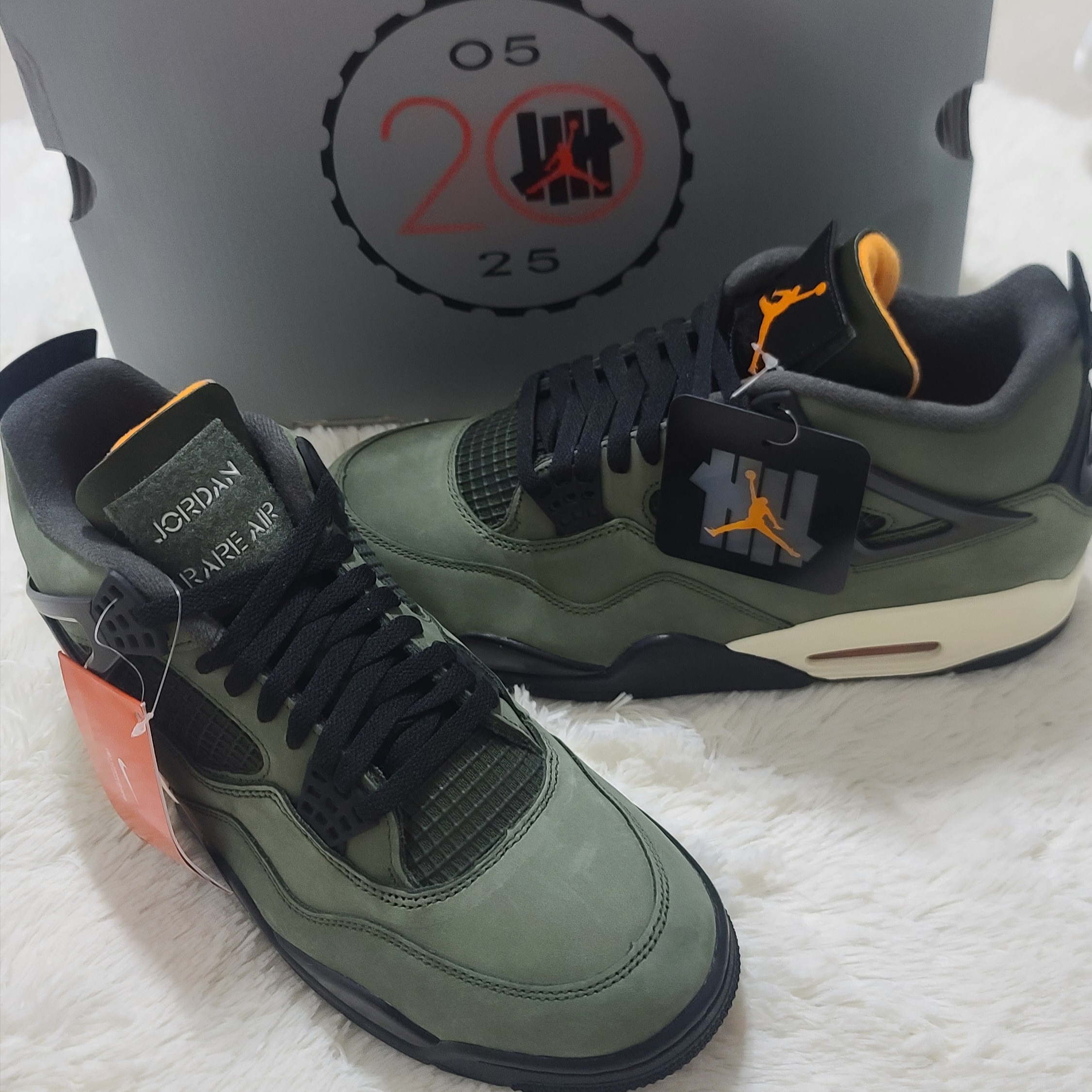 Jordan 4 x Undefeated Retro OG SP Deep Green and Clementine 착용 스타일 - 1
