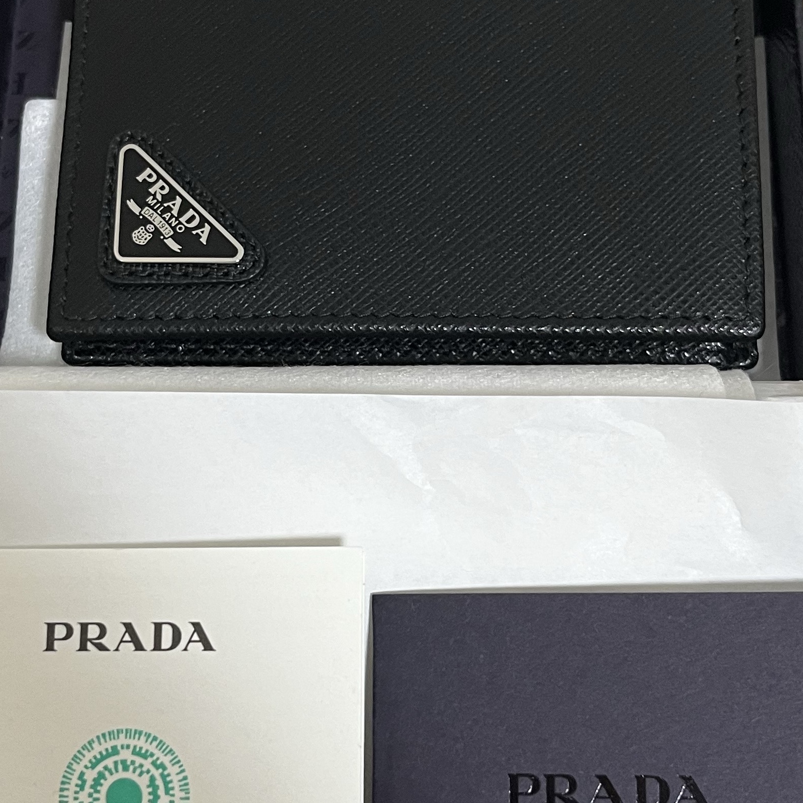 Prada Saffiano Leather Wallet Black 착용 스타일