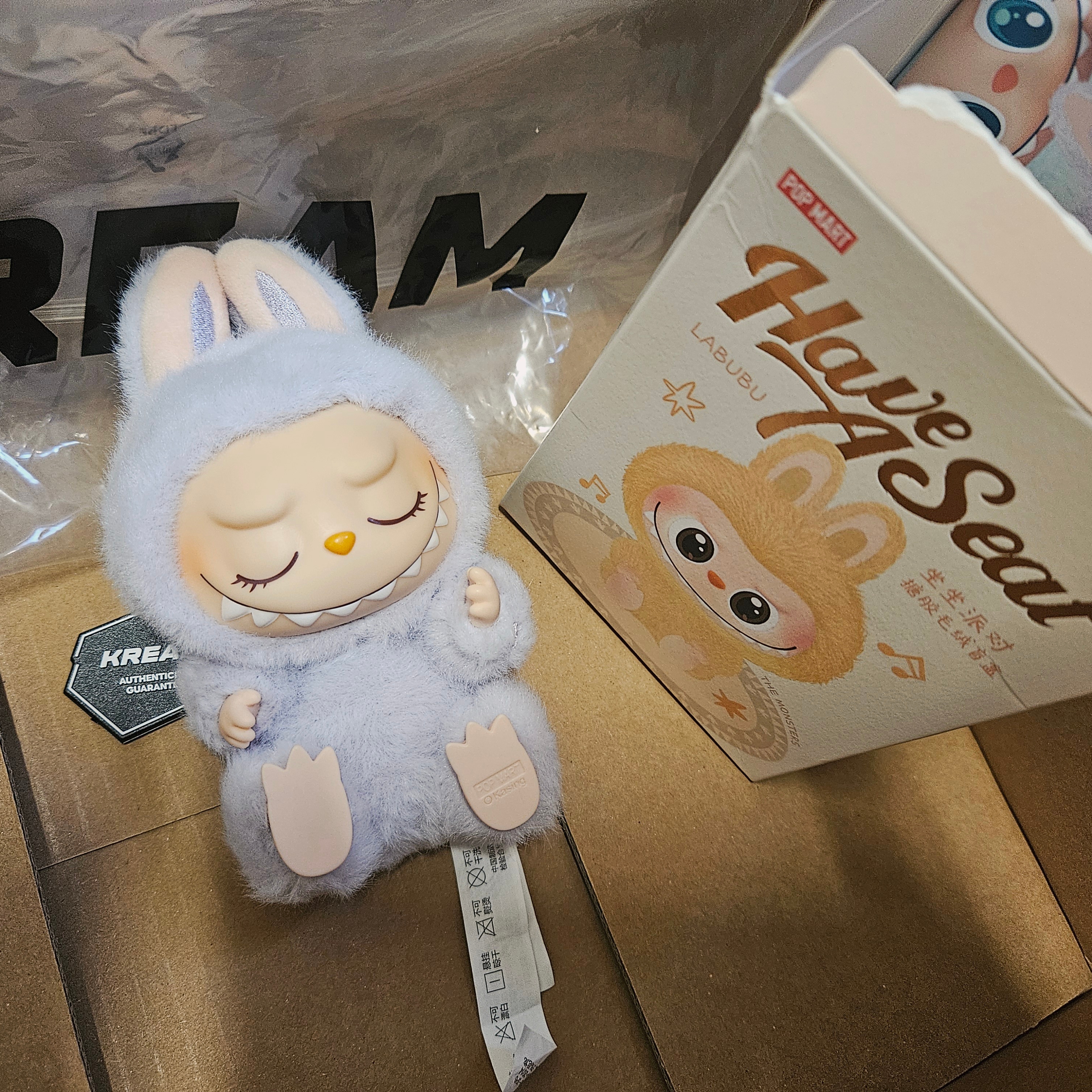 Pop Mart Labubu Let's Play Together Doll Series Zizi Keyring (Opened Case) 착용 스타일