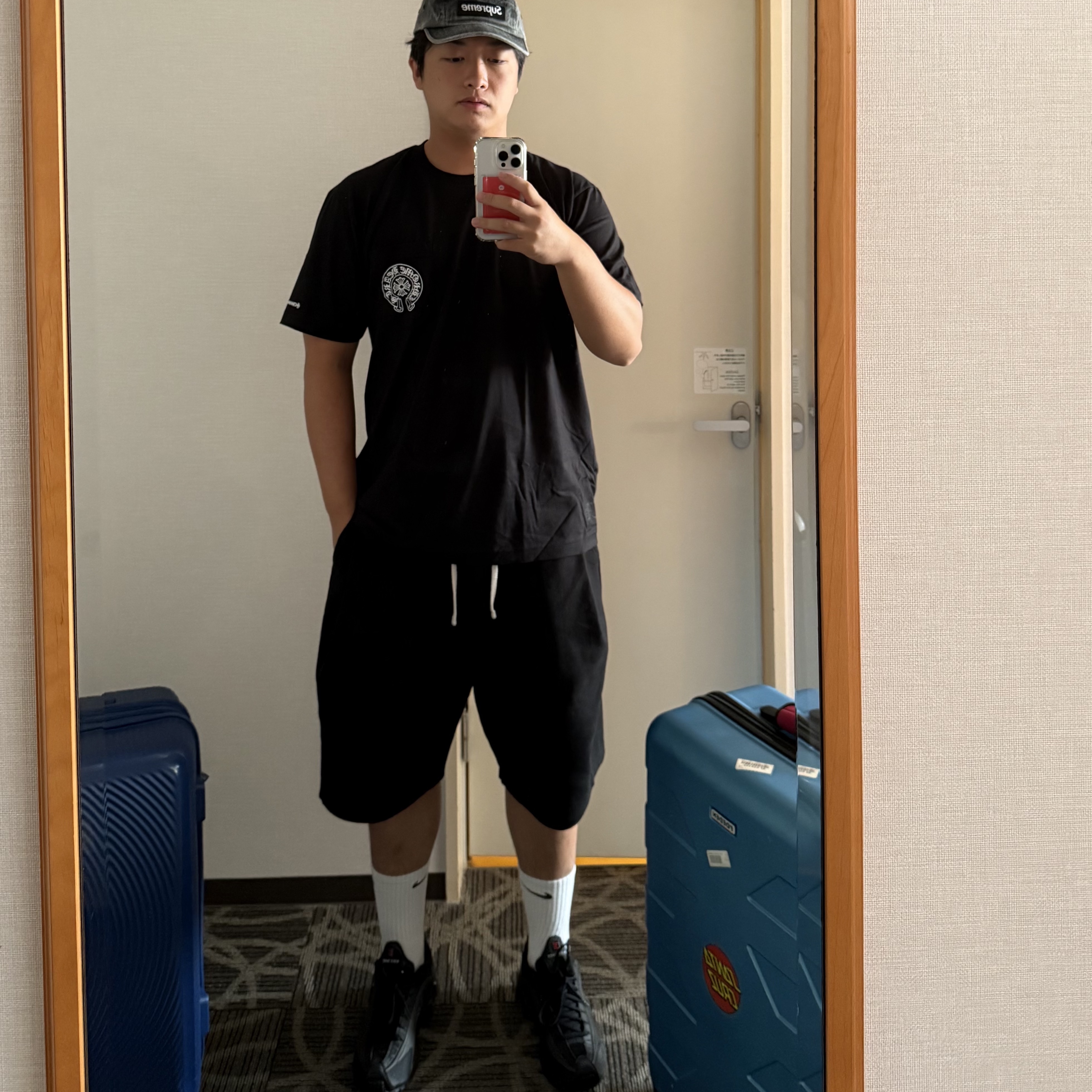 Chrome Hearts Horseshoe Logo Pocket T-Shirt Black, Nike Shox R4 Black Bright Crimson 착용 스타일 - 2