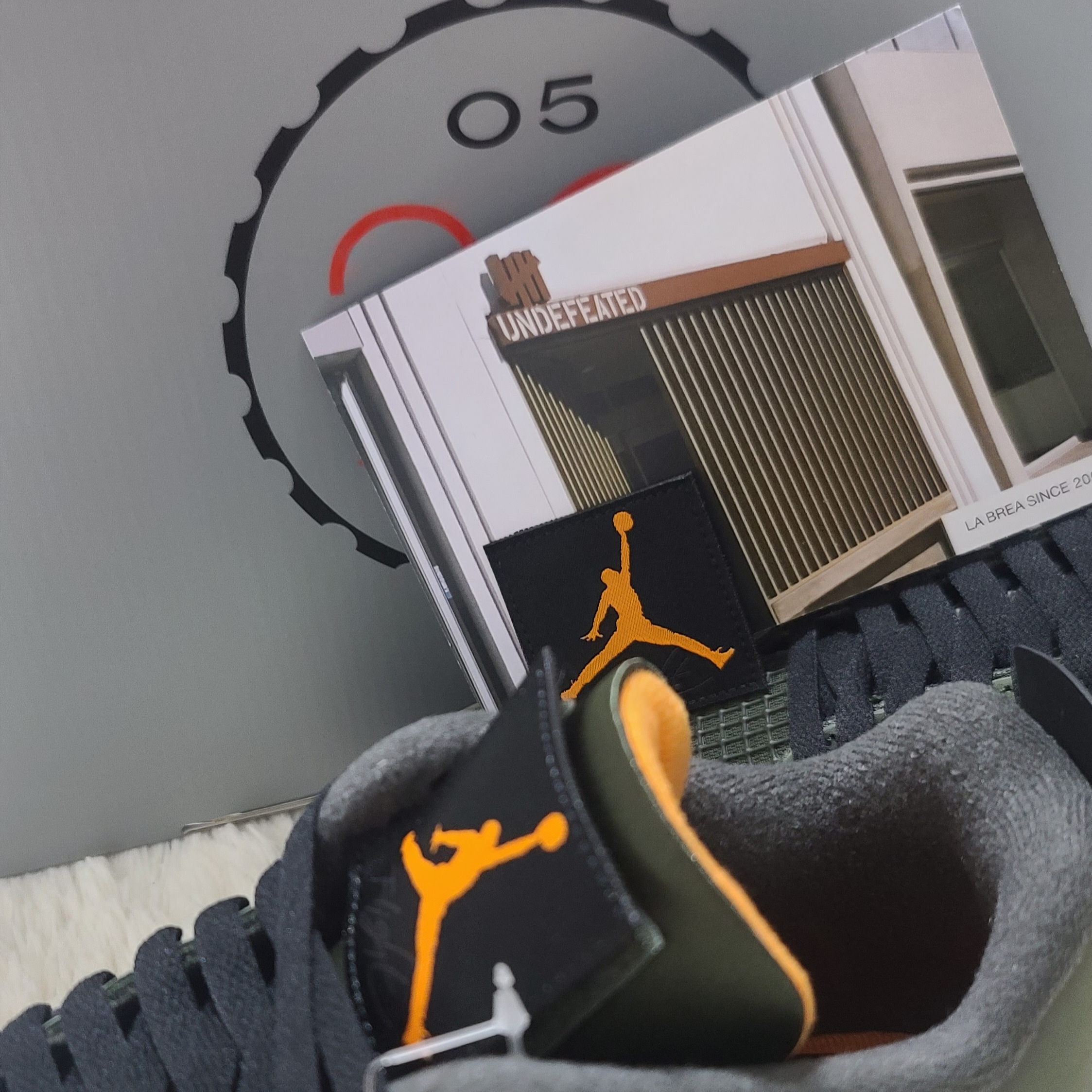 Jordan 4 x Undefeated Retro OG SP Deep Green and Clementine 착용 스타일 - 2