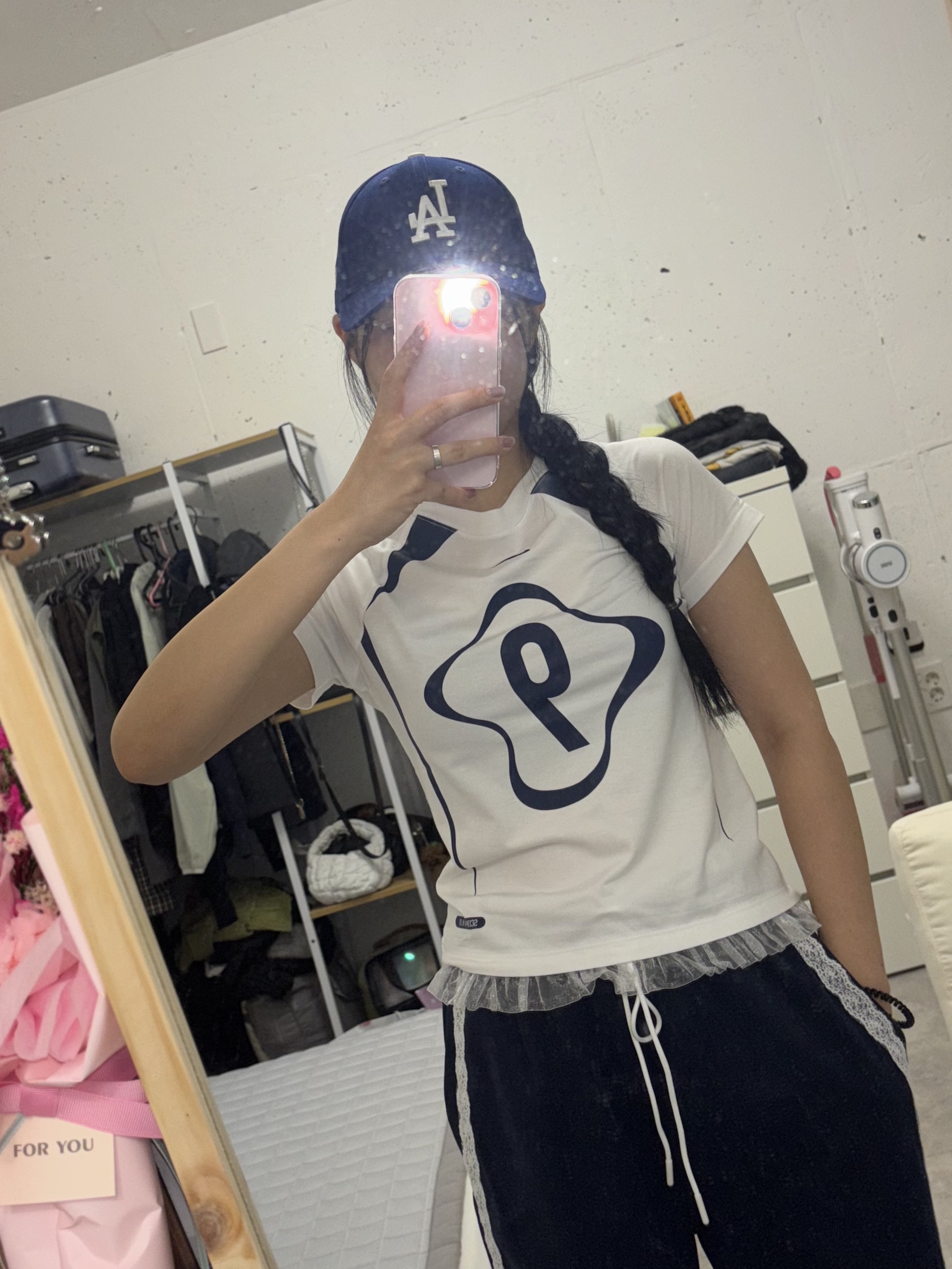 (W) Nike NSW Chill Knit Graphic T-Shirt White 착용 스타일 - 1