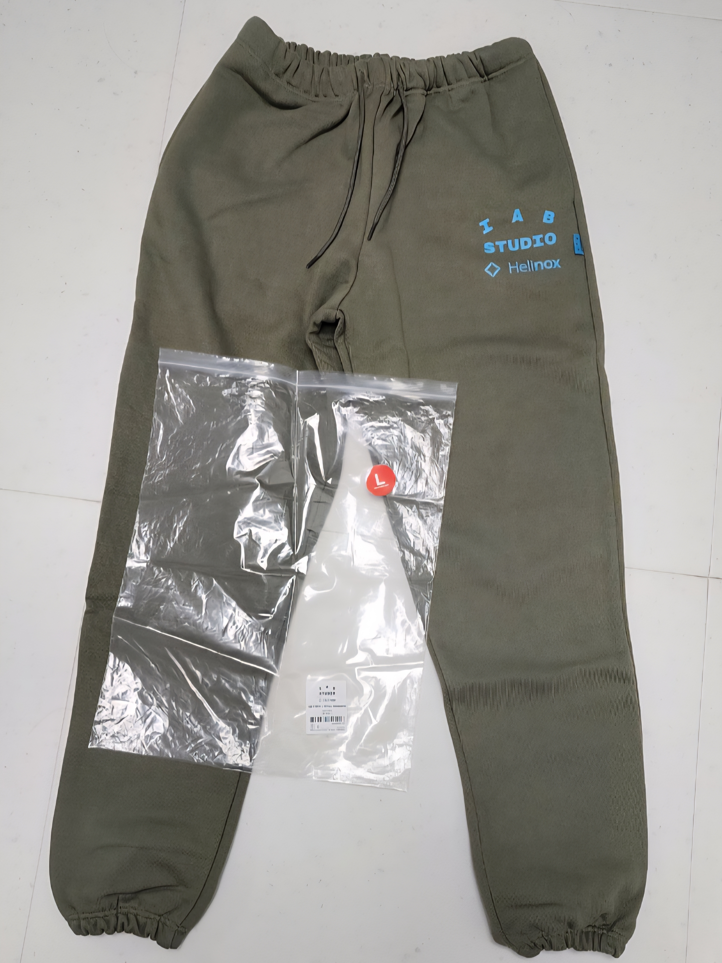 IAB Studio x Helinox Sweatpants Leaf Green 착용 스타일