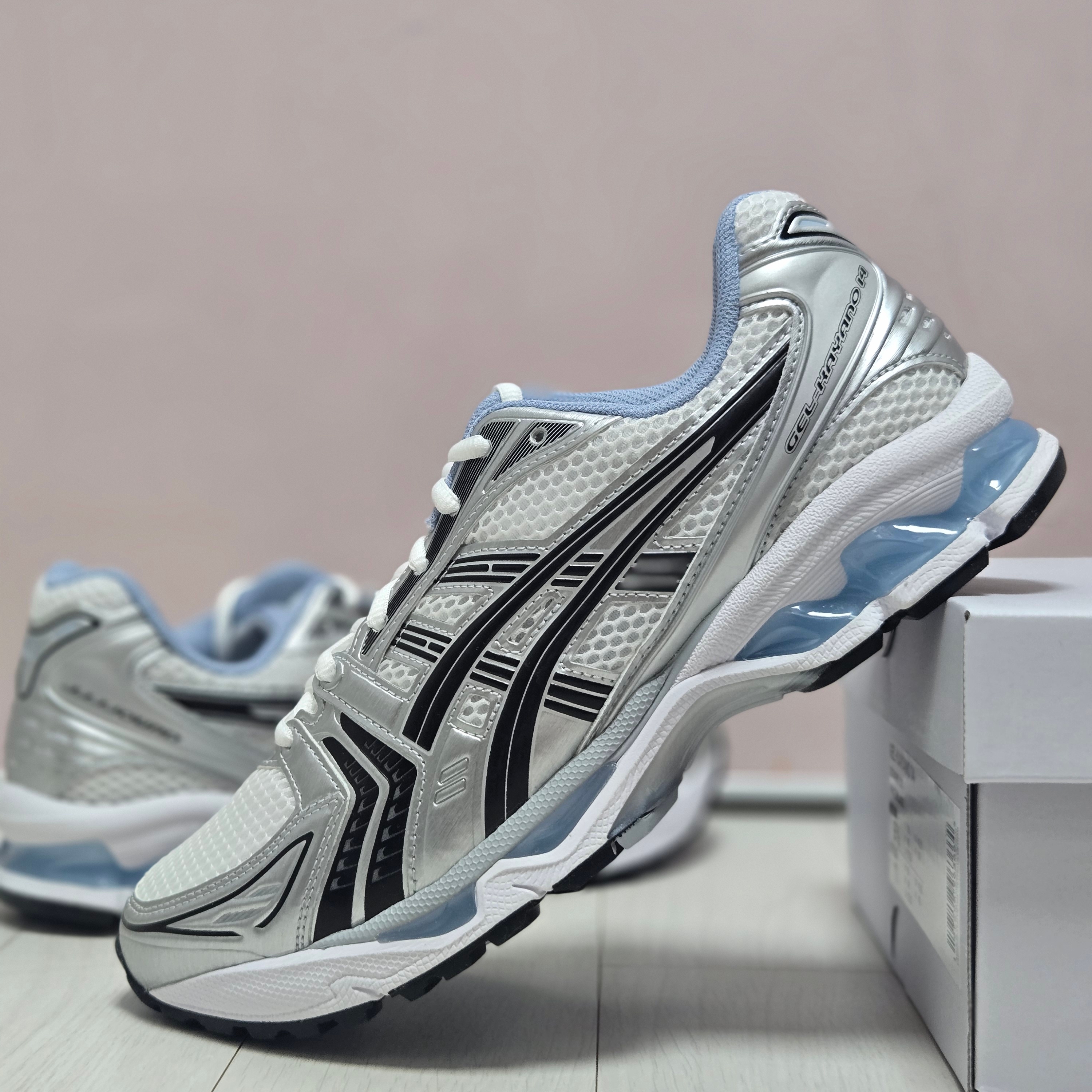 Asics x JJJJound Gel-Kayano 14 White Navy 착용 스타일 - 1