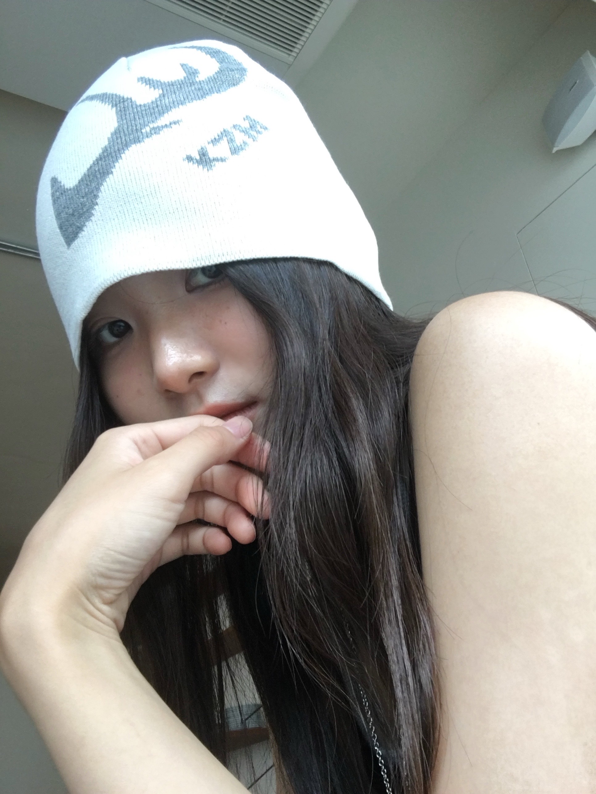 KZM Antler Skull Cap Light Grey 착용 스타일 - 5
