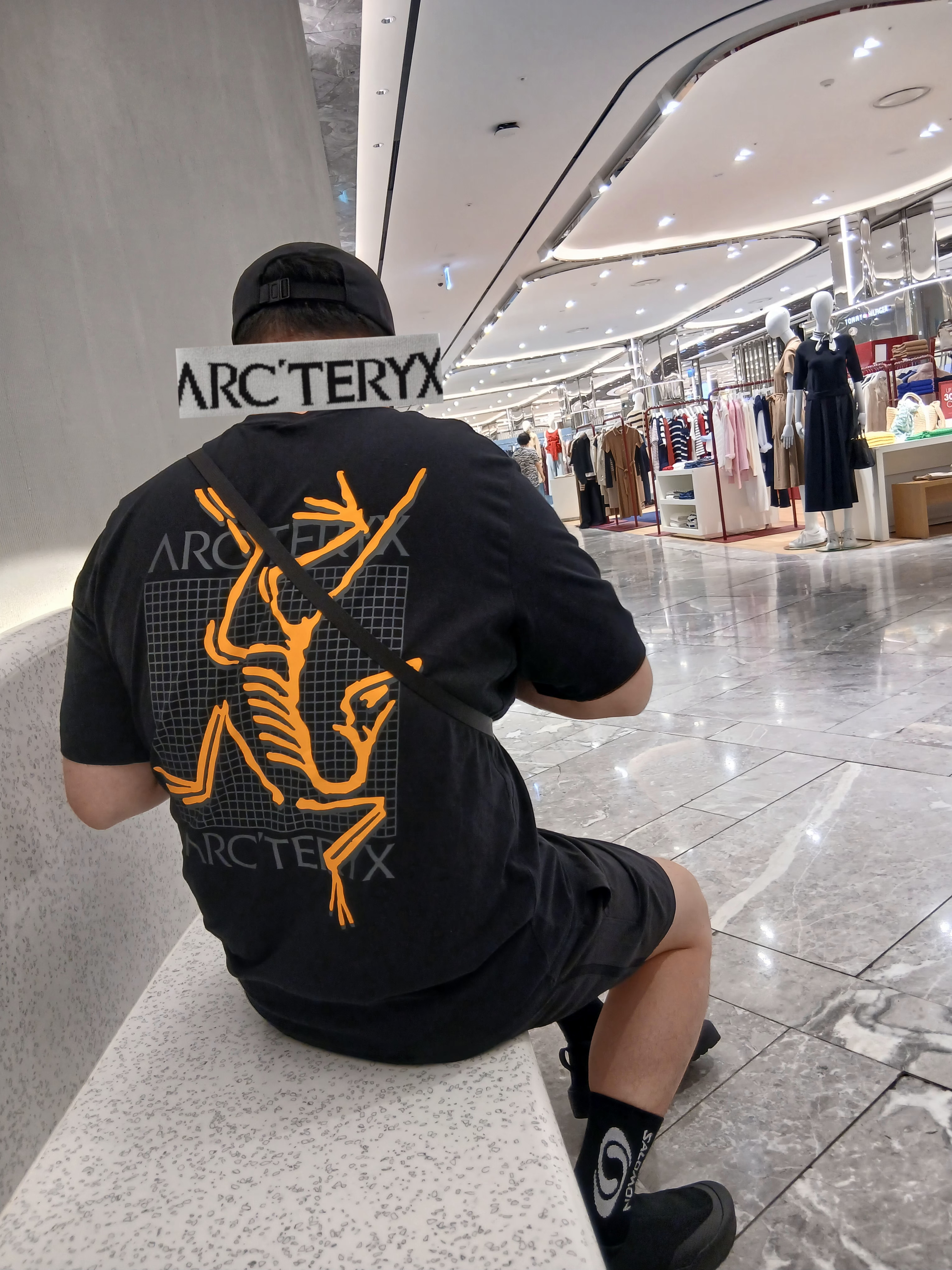 Arc'teryx Bird Word Cap 24K Black, Arc'teryx Arc'Multi Bird Logo SS T-Shirt Black 착용 스타일 - 1