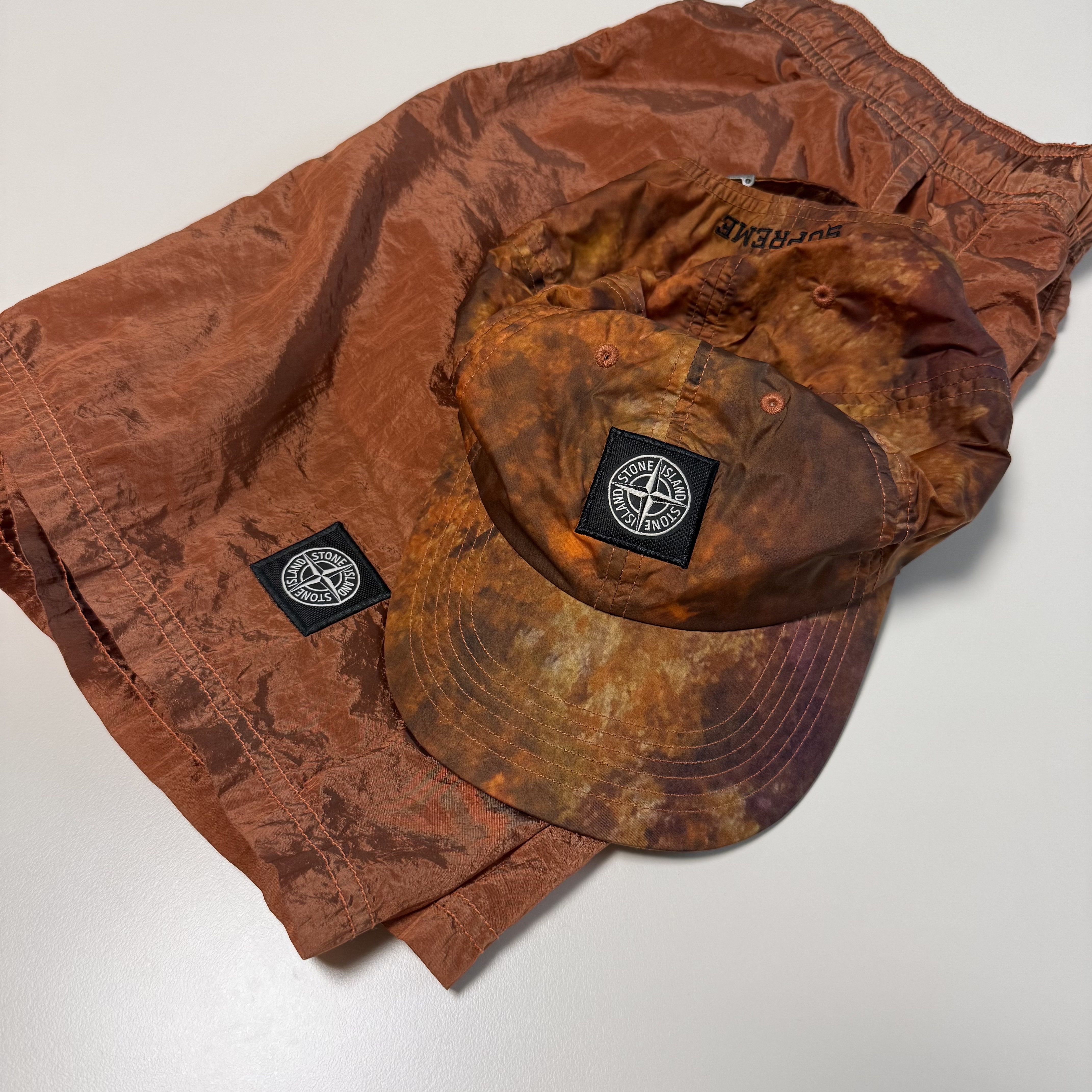 Stone Island B0943 Nylon Metal Swimming Trunk Orange - 22SS, Supreme x Stone Island Painted Camo Nylon 6-Panel Coral - 20FW 착용 스타일