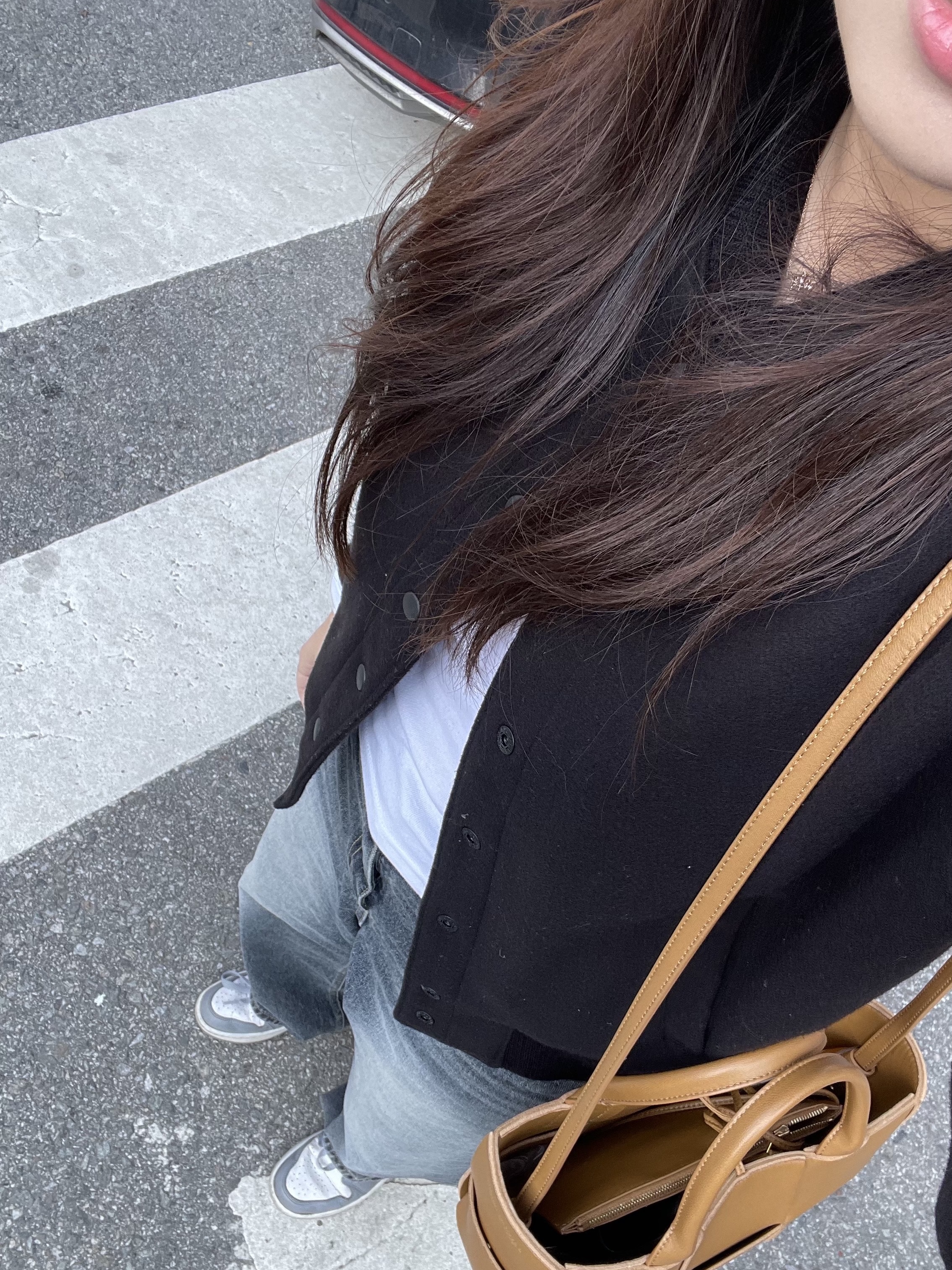Maison Kitsune Classic Teddy Black, Bottega Veneta Mini Arco Tote Bag Camel 착용 스타일