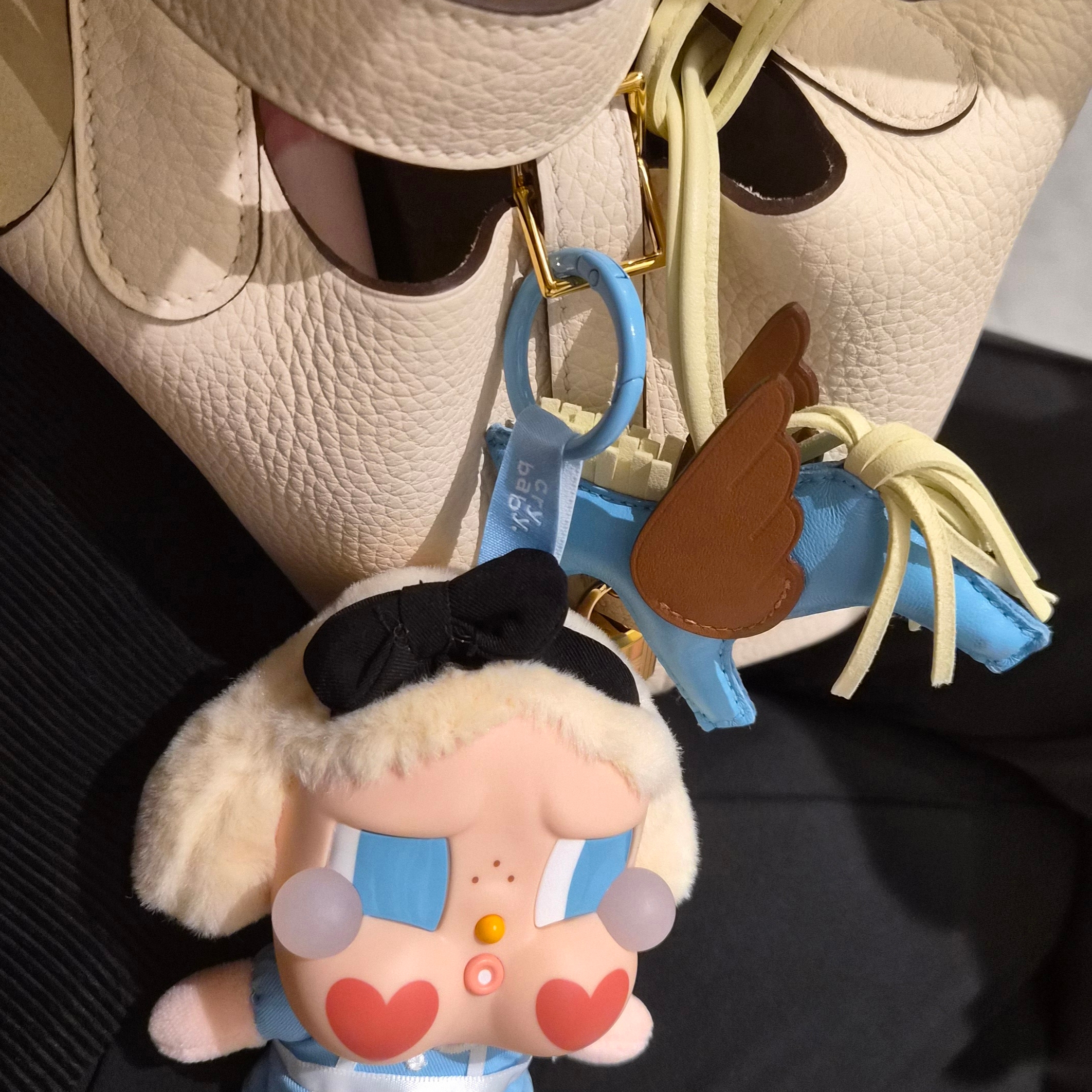 Pop Mart Crybaby Crying Again Series Plush Keyring She's Alice (Opened Case), Pop Mart Crybaby Crying Again Series Plush Keyring Sealed Case (6 Blind Boxes) 착용 스타일