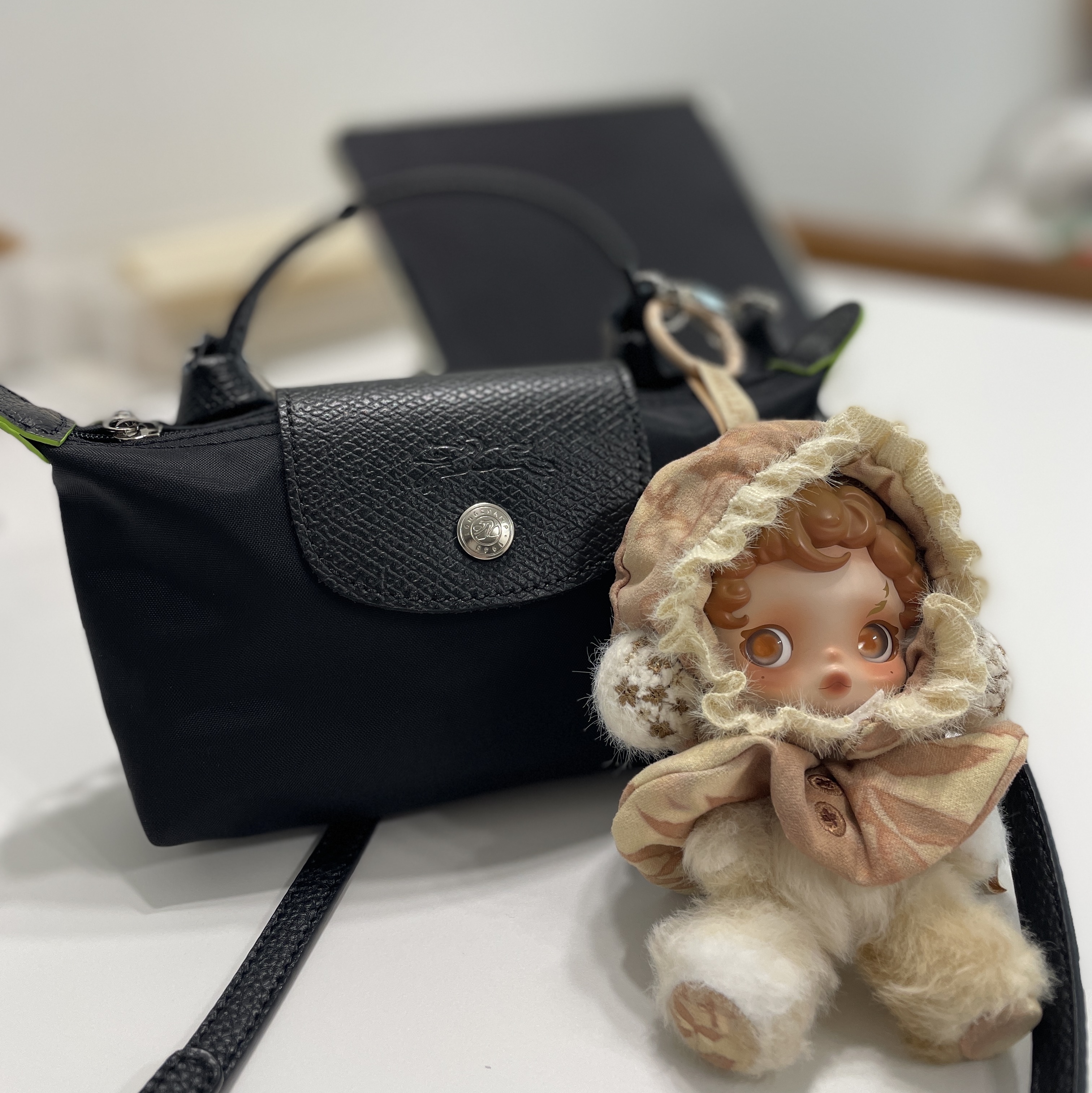 Longchamp Le Pliage Green Handle Pouch Black, Pop Mart Skullpanda L’Impressionnisme Series Plush Doll Amber (Opened Case) 착용 스타일