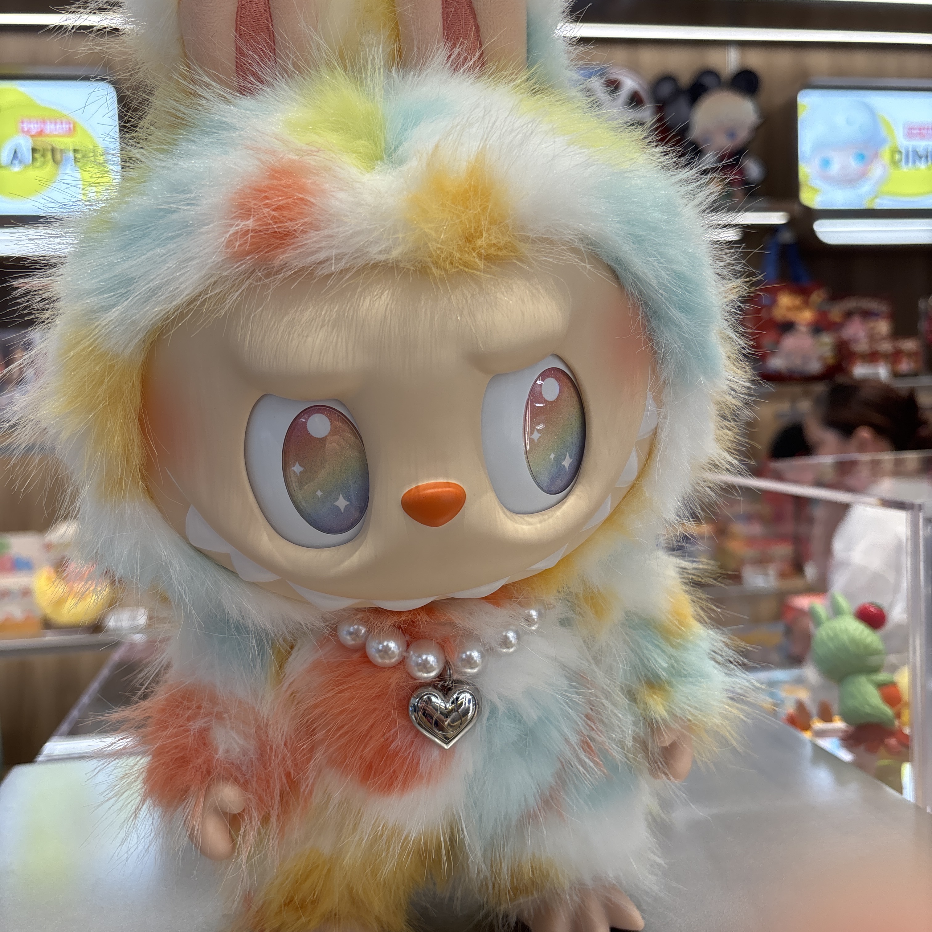 Pop Mart Labubu The Monsters Big Into Energy Series-Rock The Universe Vinyl Plush Doll 착용 스타일