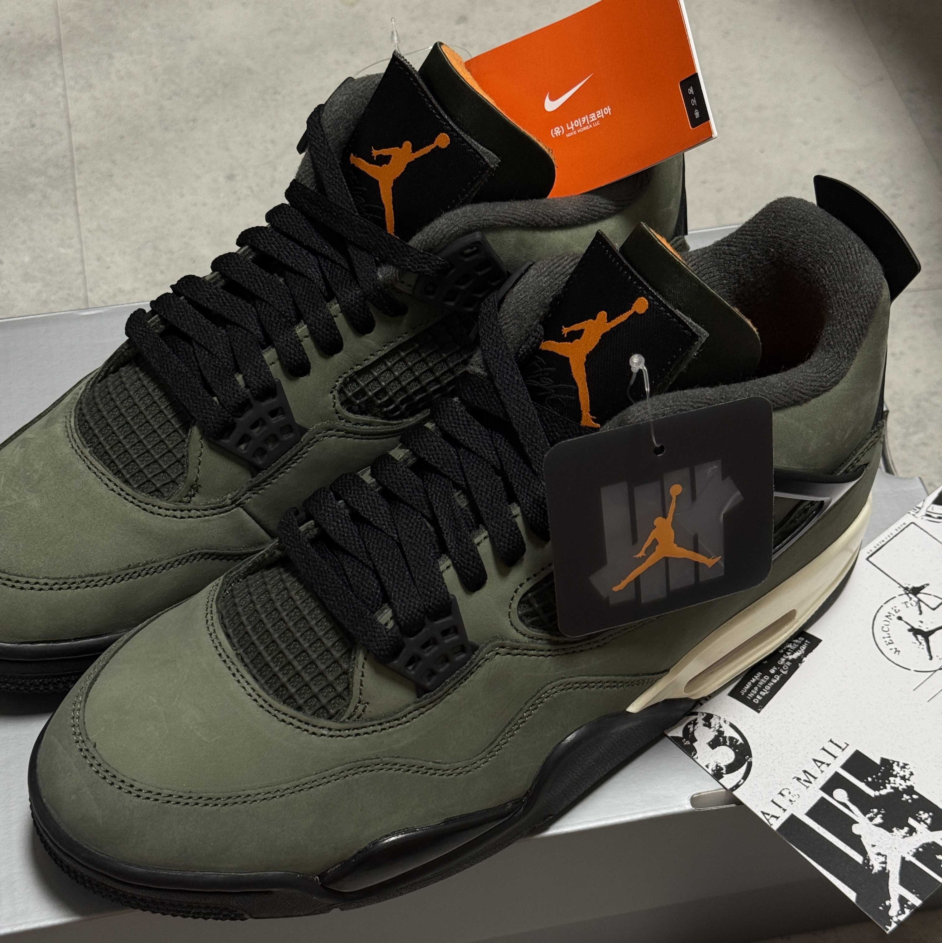 Jordan 4 x Undefeated Retro OG SP Deep Green and Clementine 착용 스타일 - 2