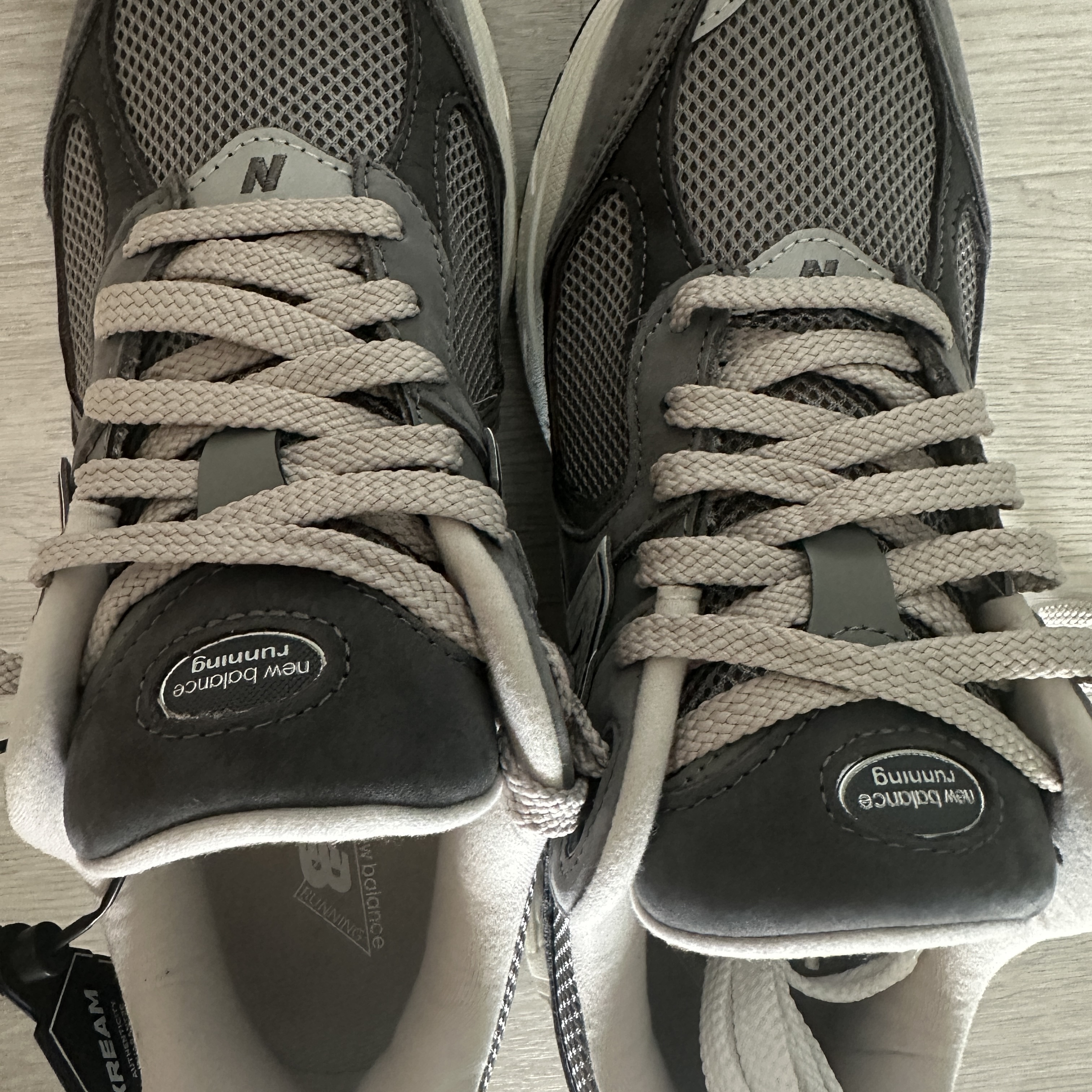 New Balance 2002R Premium Vintage Grey 착용 스타일