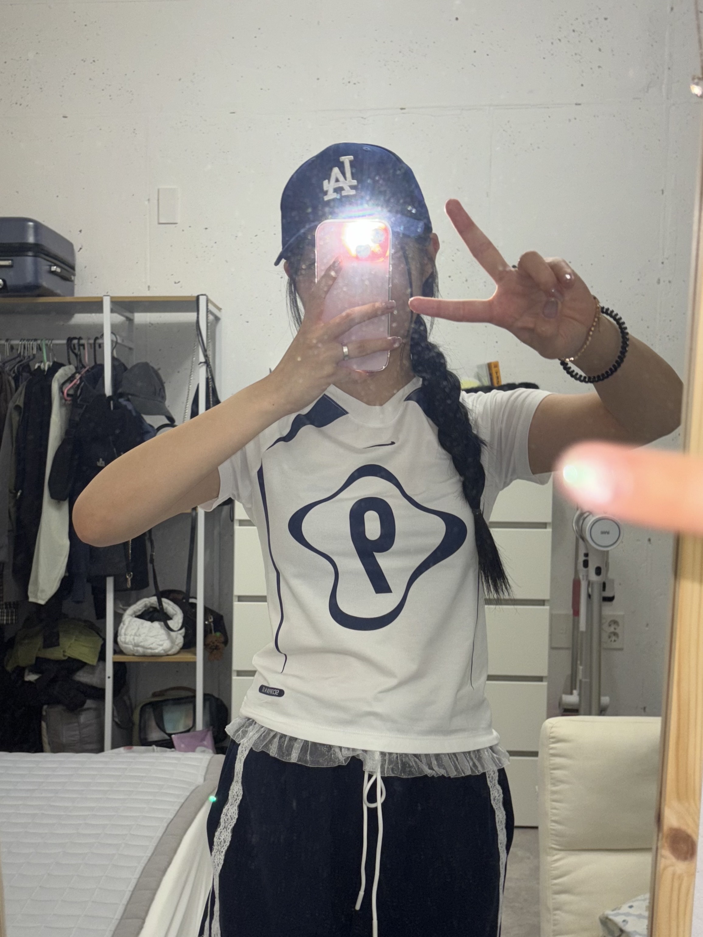 (W) Nike NSW Chill Knit Graphic T-Shirt White 착용 스타일 - 2