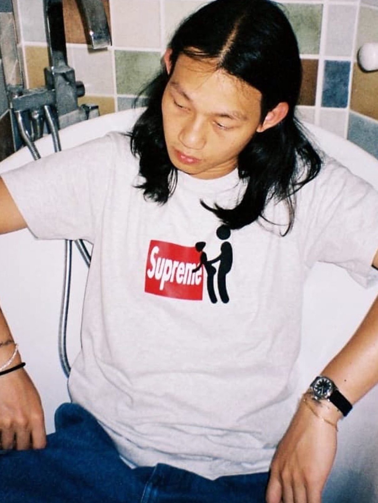 Supreme Stick T-Shirt Black - 25FW, Supreme Stick T-Shirt White - 25FW 착용 스타일 - 2