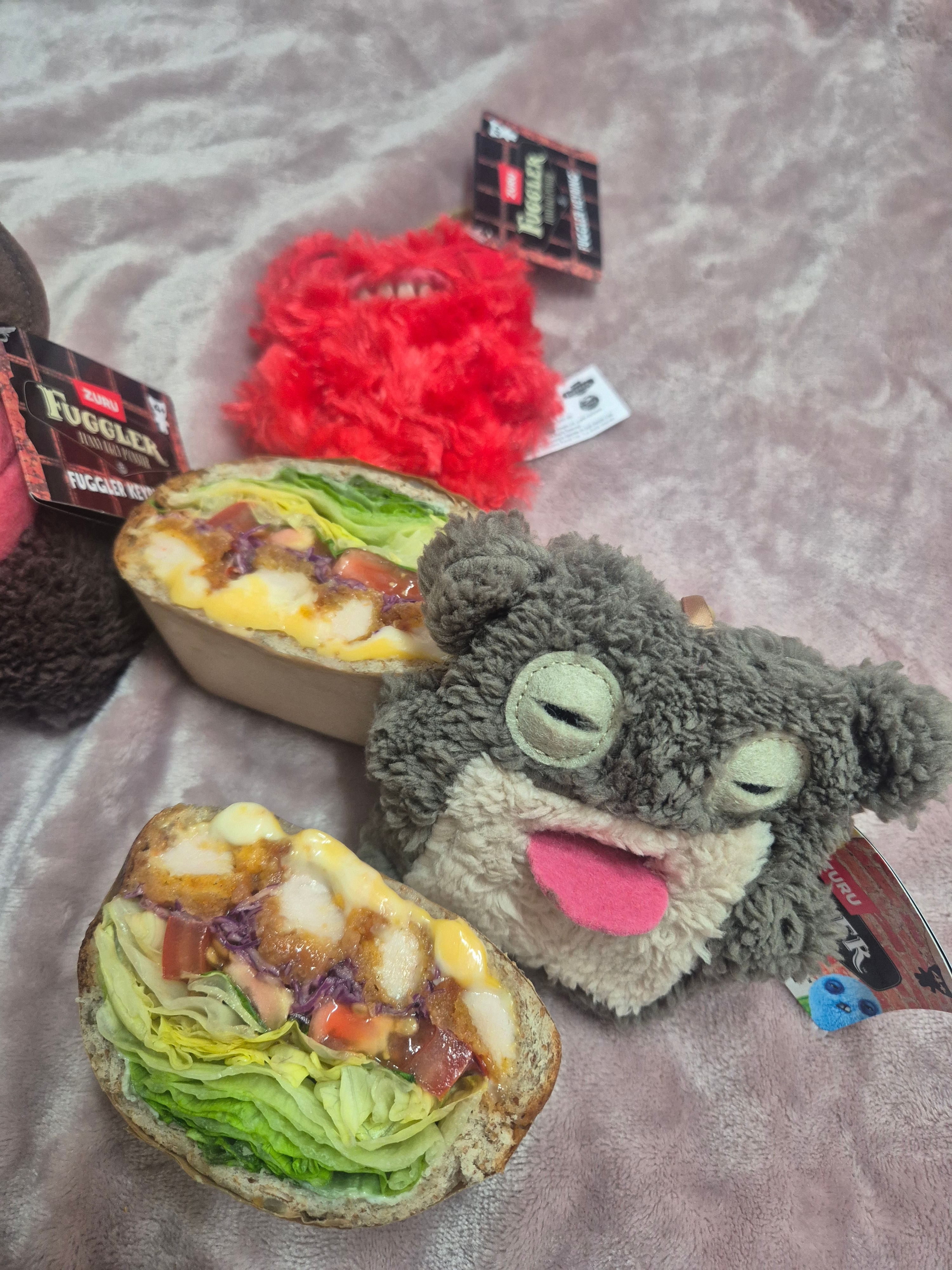 Fuggler Square Bear Keyring Brown, Fuggler Munch Munch Keyring Red 착용 스타일