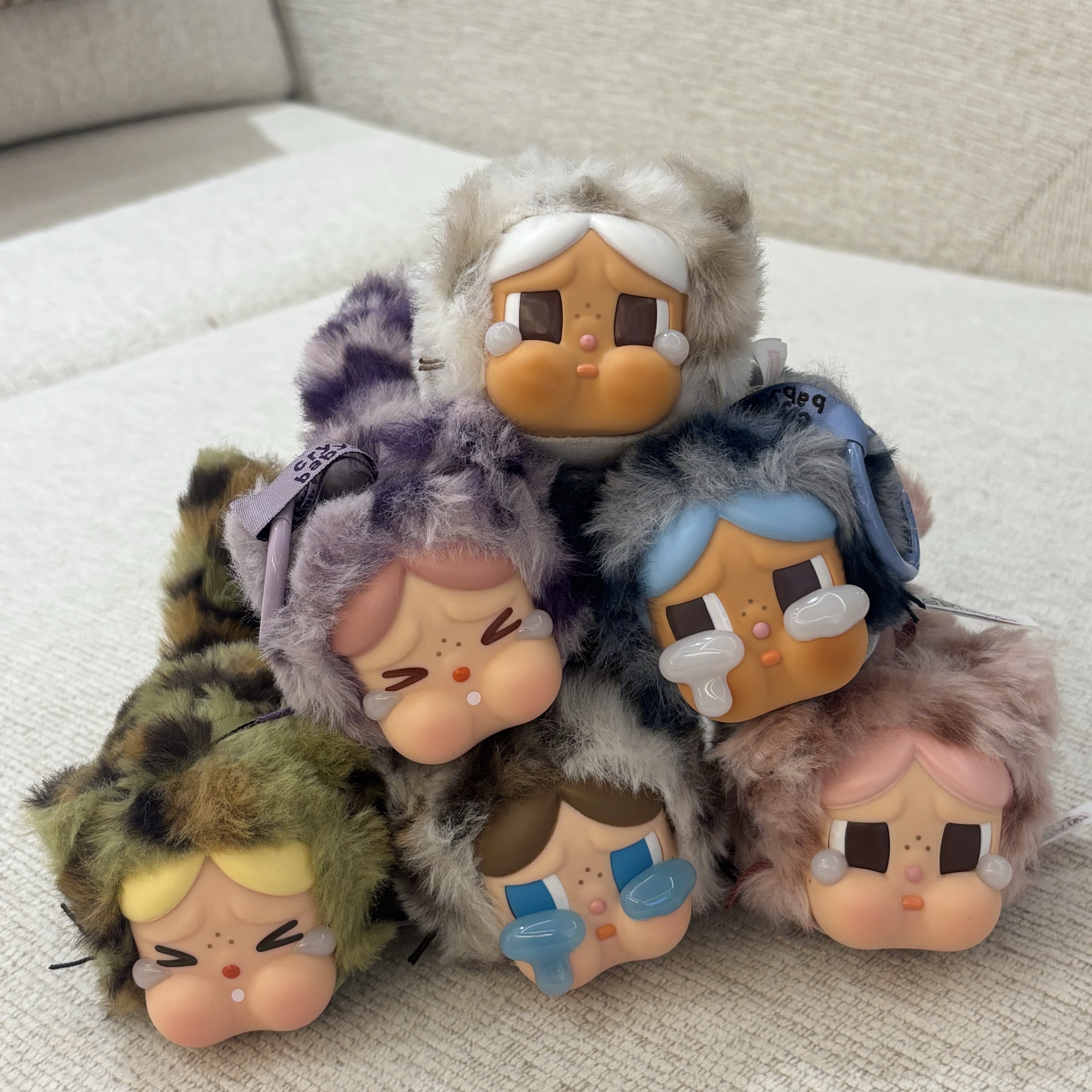 Pop Mart Crybaby Wild But Cutie Series Vinyl Plush Pendant (6 Blind Boxes) 착용 스타일