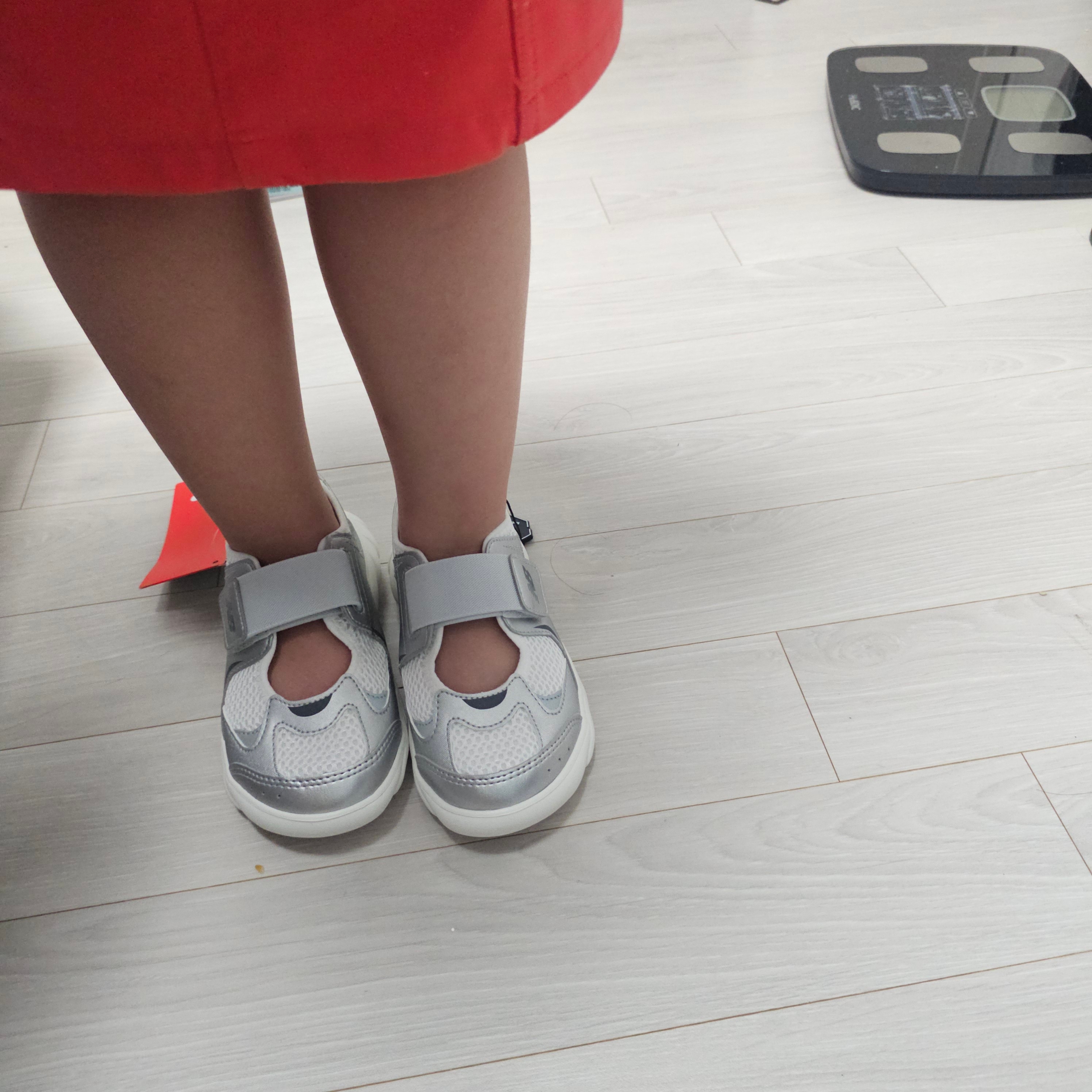 (Kids) New Balance Freedle 920 Sandal Silver 착용 스타일